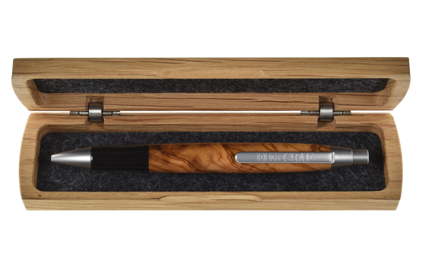 Stift im offenen Etui: "EDELGRAF CLASSIC Kugelschreiber aus Olivenholz, liegend in offenem EDELGRAF-Etui auf weißem Hintergrund – Seriennummer 01/0008