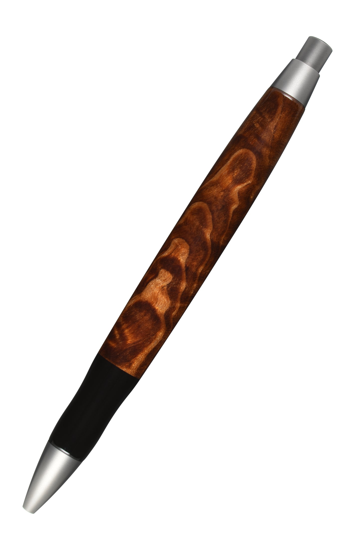 Ansicht von hinten: "EDELGRAF CLASSIC Kugelschreiber aus Oregon Bigleaf Quilted Maple, schräg dargestellt, Spitze unten links, Drücker oben rechts, auf weißem Hintergrund – Rückansicht, Seriennummer 01/0010