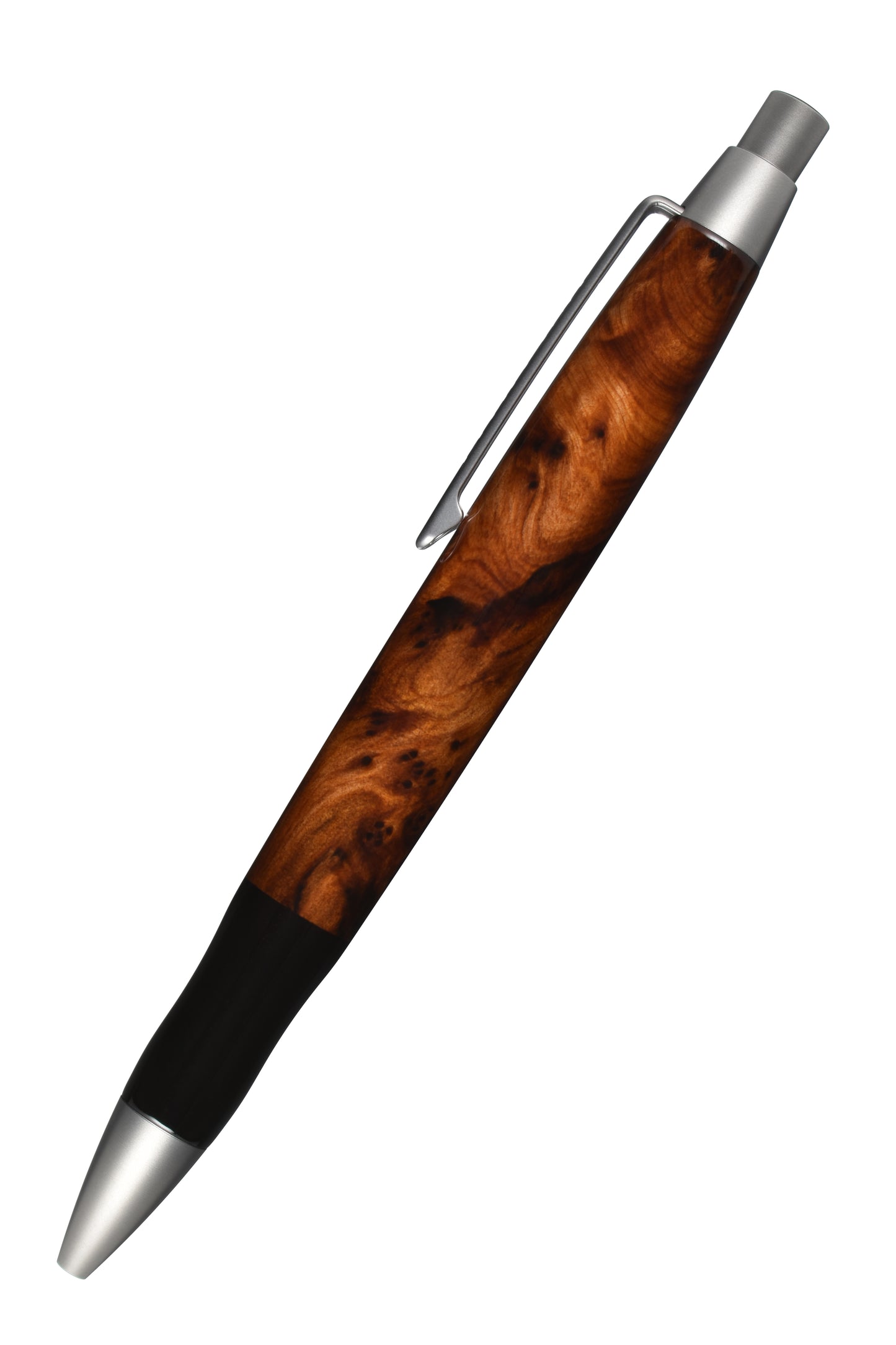 Ansicht von links: "EDELGRAF CLASSIC Kugelschreiber aus Thuja Maser, schräg dargestellt, Spitze unten links, Drücker oben rechts, auf weißem Hintergrund – linke Seitenansicht, Seriennummer 01/0011