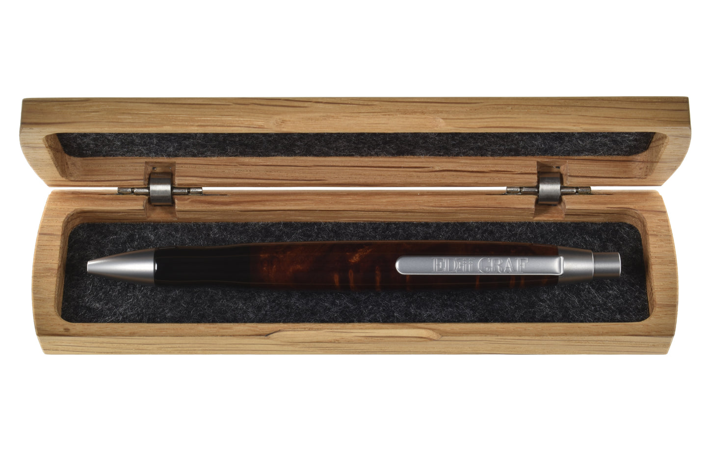 Stift im offenen Etui: "EDELGRAF CLASSIC Kugelschreiber aus Vavona Maser, liegend in offenem EDELGRAF-Etui auf weißem Hintergrund – Seriennummer 01/0012