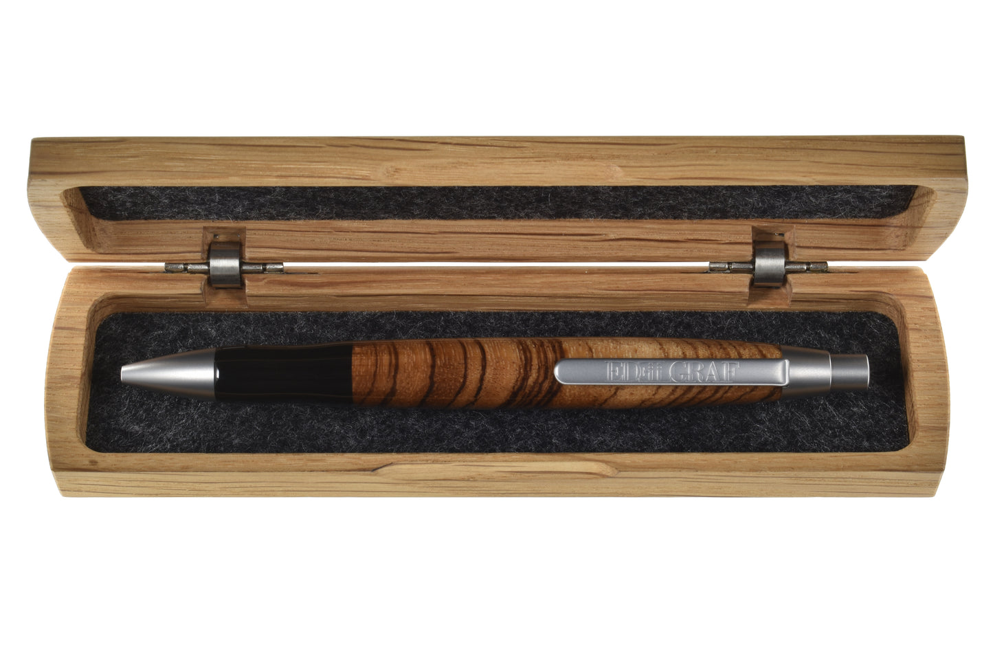 Stift im offenen Etui: "EDELGRAF CLASSIC Kugelschreiber aus Zebrano, liegend in offenem EDELGRAF-Etui auf weißem Hintergrund – Seriennummer 01/0013
