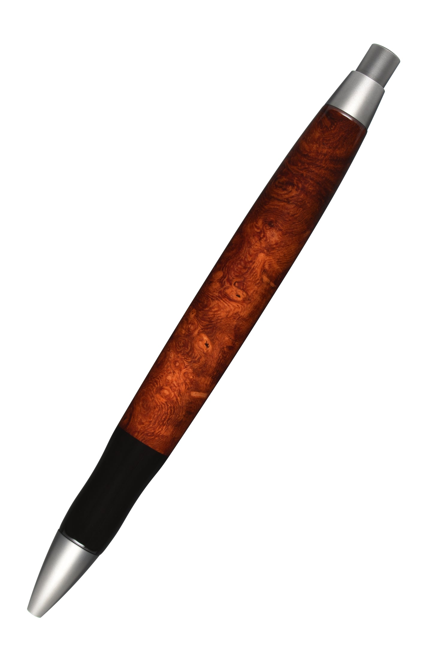 Ansicht von hinten: "EDELGRAF CLASSIC Kugelschreiber aus Amboina-Maser, schräg dargestellt, Spitze unten links, Drücker oben rechts, auf weißem Hintergrund – Rückansicht, Seriennummer 01/0014