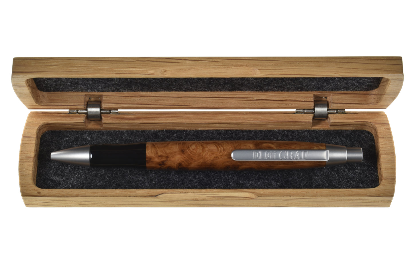 Stift im offenen Etui: "EDELGRAF CLASSIC Kugelschreiber aus Eiche Maser, liegend in offenem EDELGRAF-Etui auf weißem Hintergrund – Seriennummer 01/001