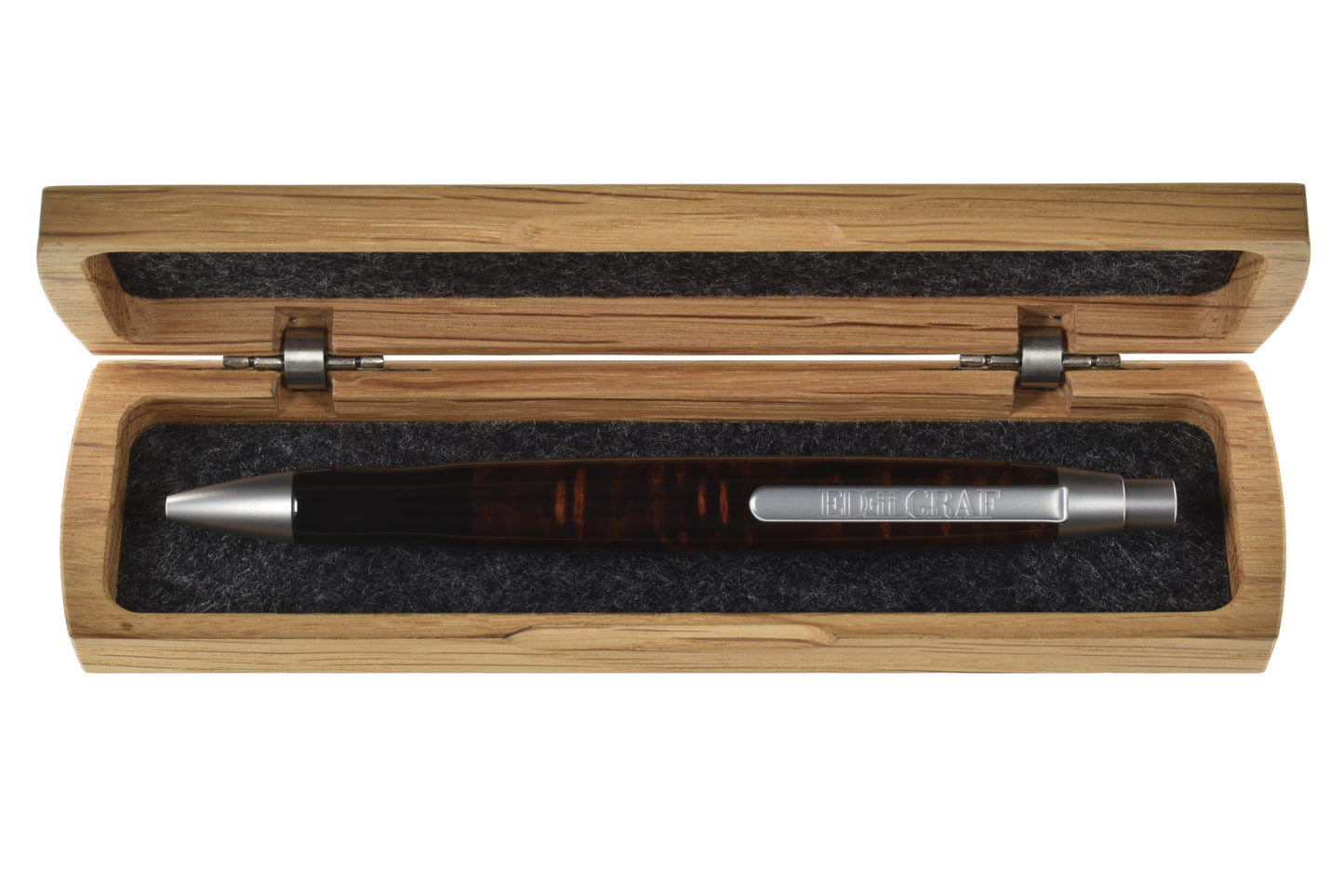 Stift im offenen Etui: "EDELGRAF CLASSIC Kugelschreiber aus Vavona Maser, liegend in offenem EDELGRAF-Etui auf weißem Hintergrund – Seriennummer 01/0024