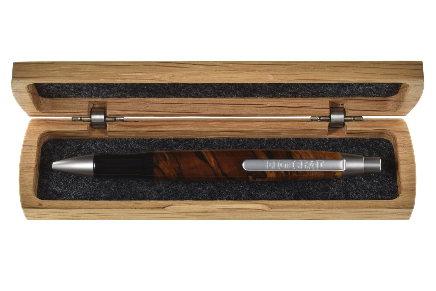 Stift im offenen Etui: "EDELGRAF CLASSIC Kugelschreiber aus Rotbuche Gestockt, liegend in offenem EDELGRAF-Etui auf weißem Hintergrund – Seriennummer 01/0027