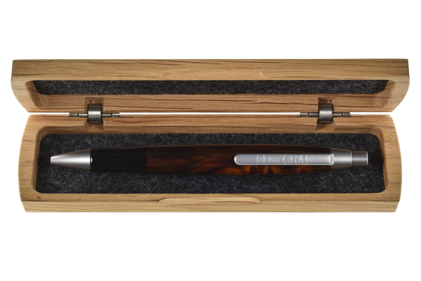 Stift im offenen Etui: "EDELGRAF CLASSIC Kugelschreiber aus Eibe Maser, liegend in offenem EDELGRAF-Etui auf weißem Hintergrund – Seriennummer 01/0029