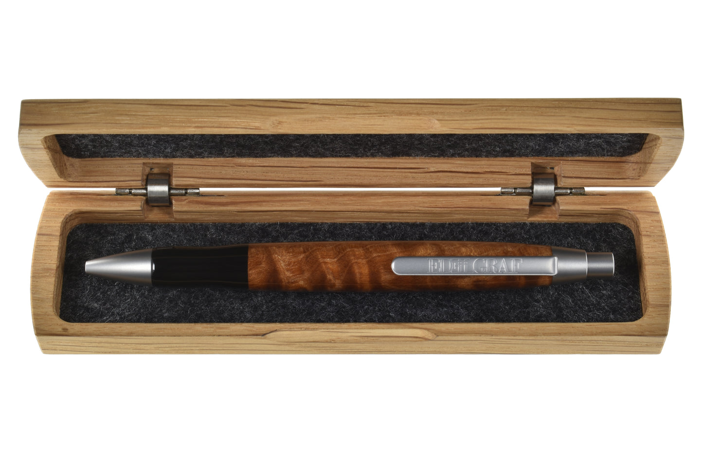 Stift im offenen Etui: "EDELGRAF CLASSIC Kugelschreiber aus Oregon Bigleaf Quilted Maple, liegend in offenem EDELGRAF-Etui auf weißem Hintergrund – Seriennummer 01/0034