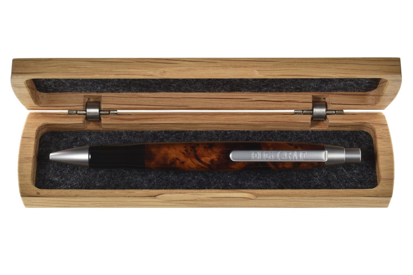 Stift im offenen Etui: "EDELGRAF CLASSIC Kugelschreiber aus Thuja Maser, liegend in offenem EDELGRAF-Etui auf weißem Hintergrund – Seriennummer 01/0035