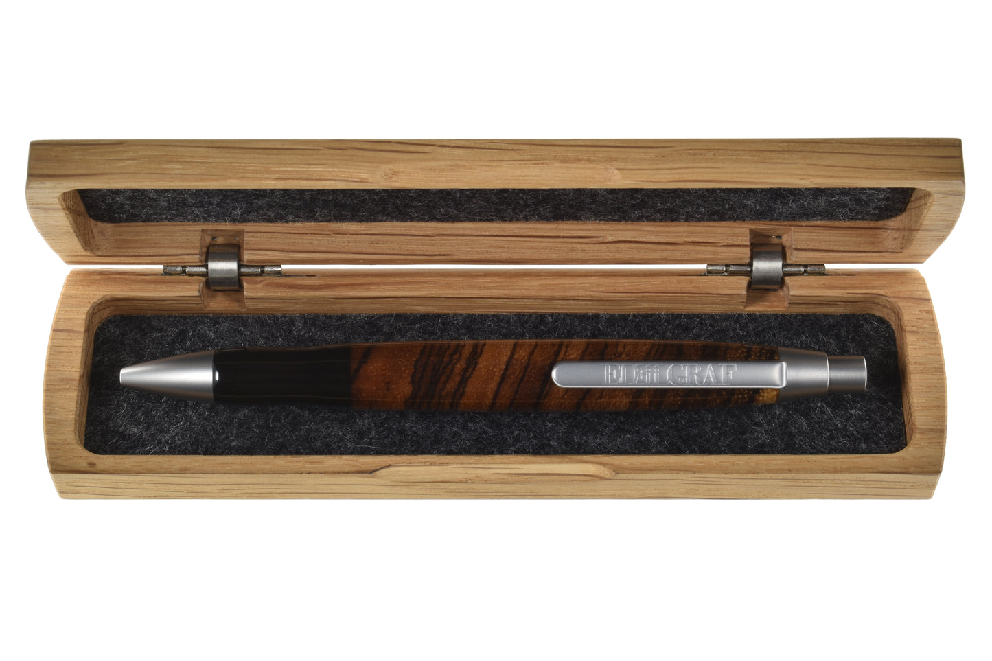 Stift im offenen Etui: "EDELGRAF CLASSIC Kugelschreiber aus Zebrano, liegend in offenem EDELGRAF-Etui auf weißem Hintergrund – Seriennummer 01/0037