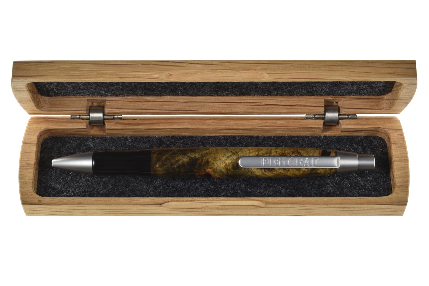 Stift im offenen Etui: "EDELGRAF CLASSIC Kugelschreiber aus Buckeye Maser, liegend in offenem EDELGRAF-Etui auf weißem Hintergrund – Seriennummer 01/0040