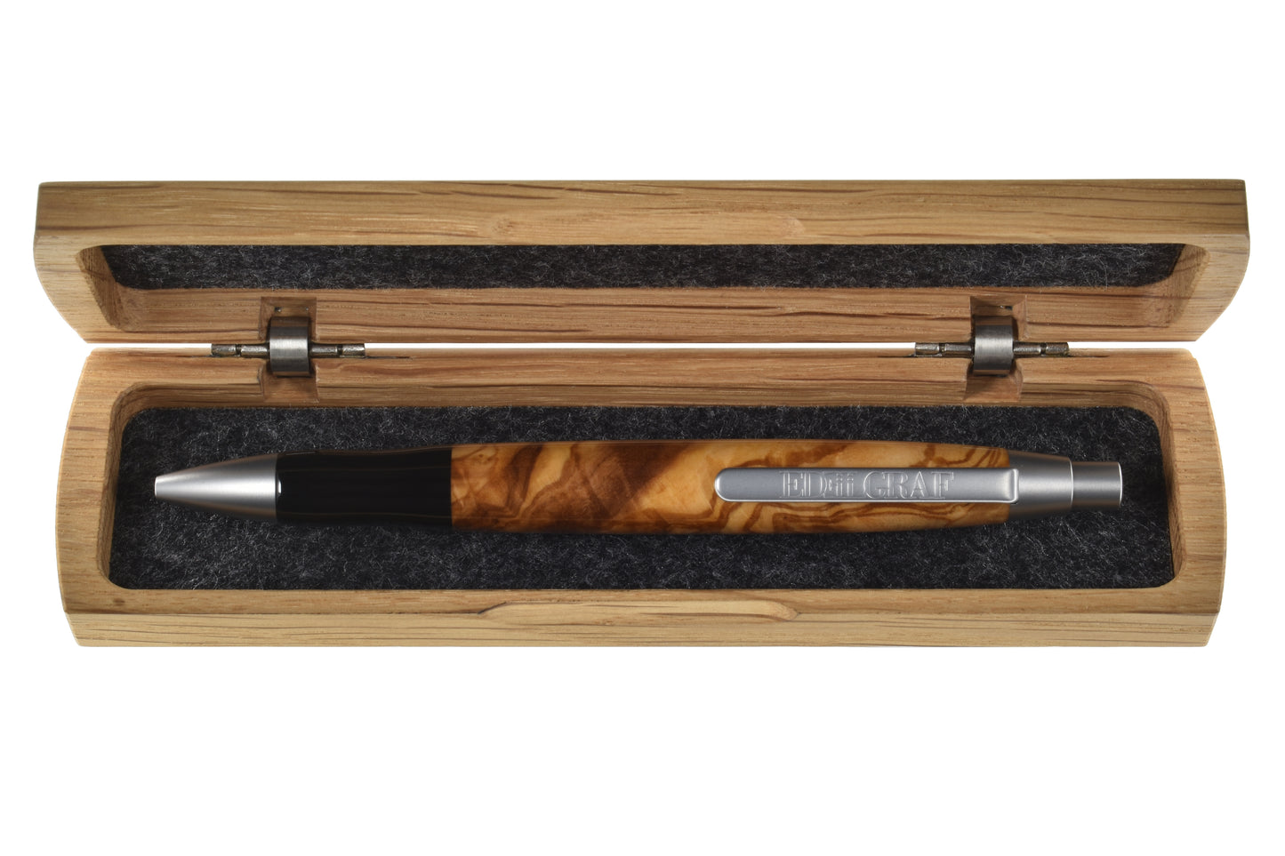 Stift im offenen Etui: "EDELGRAF CLASSIC Kugelschreiber aus Olivenholz, liegend in offenem EDELGRAF-Etui auf weißem Hintergrund – Seriennummer 01/0044