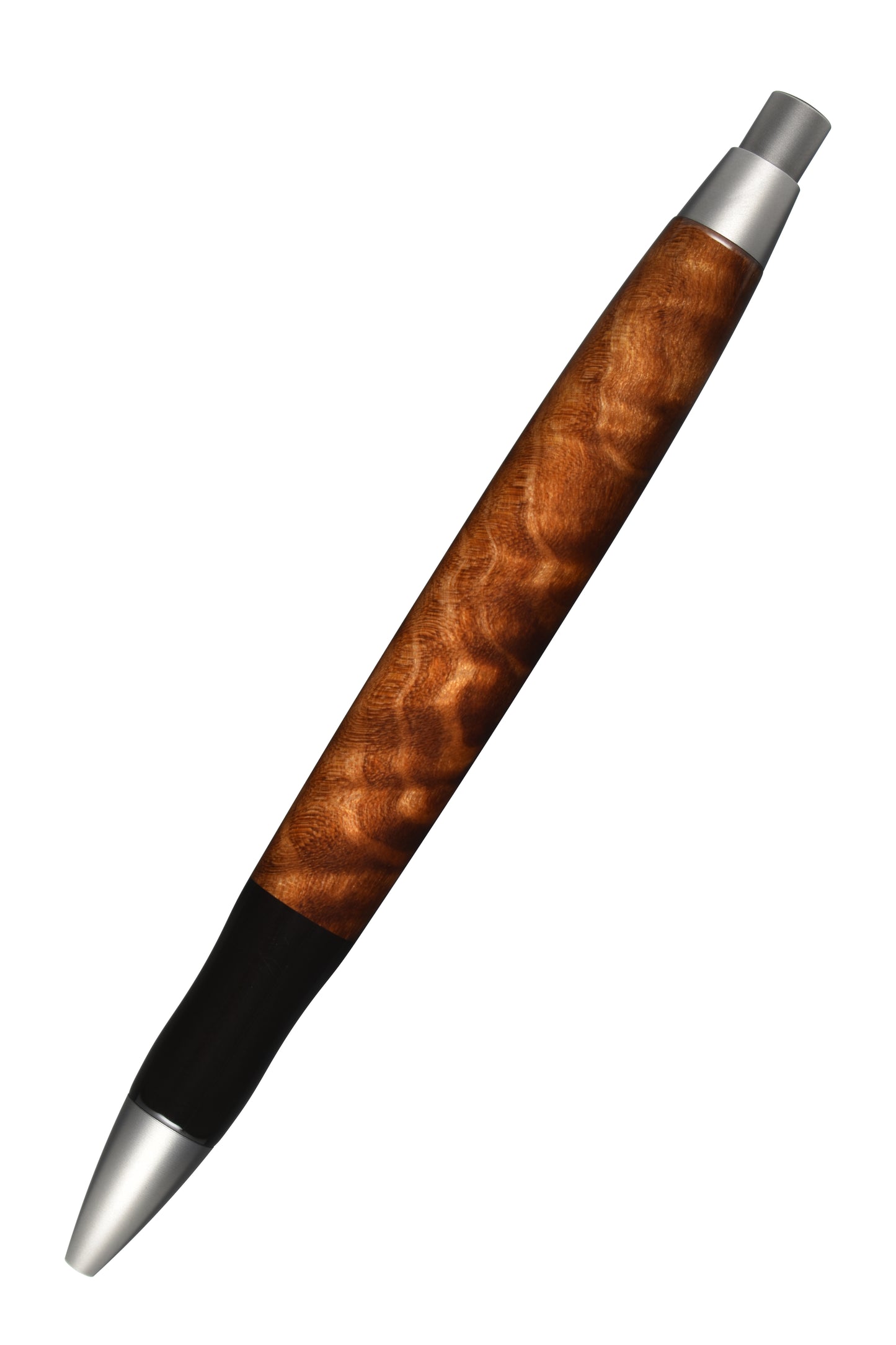 Ansicht von hinten: "EDELGRAF CLASSIC Kugelschreiber aus Oregon Bigleaf Quilted Maple, schräg dargestellt, Spitze unten links, Drücker oben rechts, auf weißem Hintergrund – Rückansicht, Seriennummer 01/0046