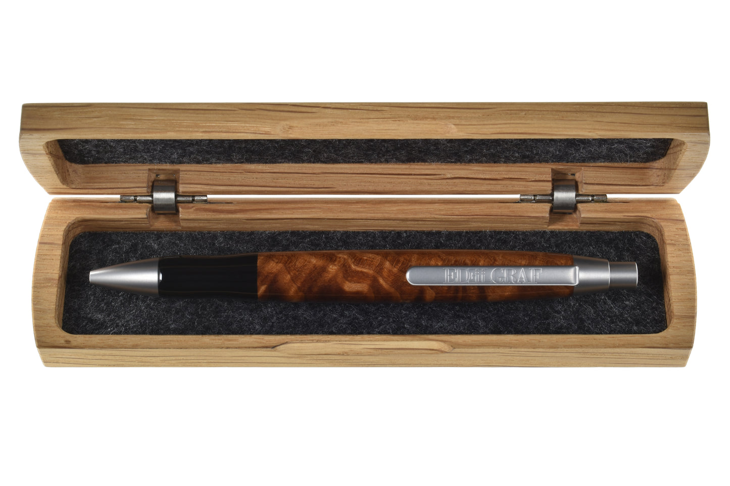 Stift im offenen Etui: "EDELGRAF CLASSIC Kugelschreiber aus Oregon Bigleaf Quilted Maple, liegend in offenem EDELGRAF-Etui auf weißem Hintergrund – Seriennummer 01/0046