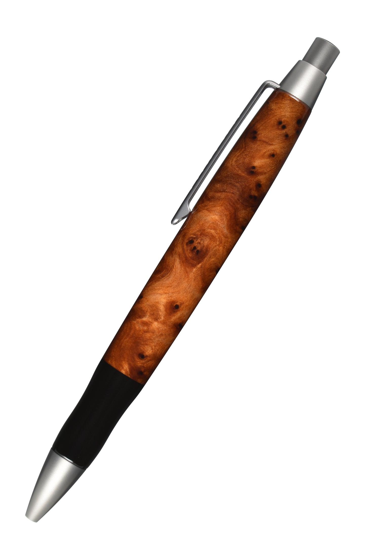 Ansicht von links: "EDELGRAF CLASSIC Kugelschreiber aus Thuja Maser, schräg dargestellt, Spitze unten links, Drücker oben rechts, auf weißem Hintergrund – linke Seitenansicht, Seriennummer 01/0047