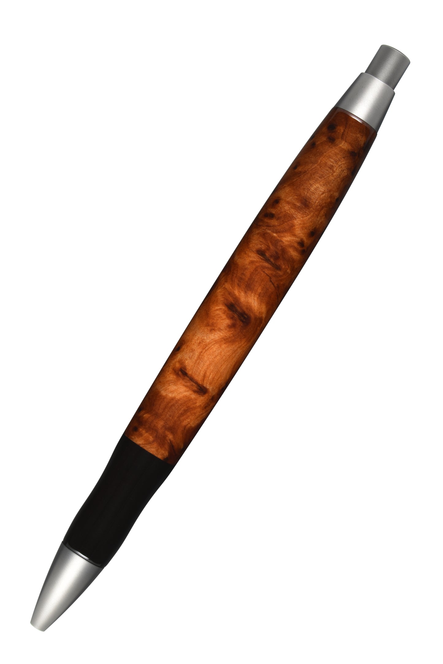 Ansicht von hinten: "EDELGRAF CLASSIC Kugelschreiber aus Thuja Maser, schräg dargestellt, Spitze unten links, Drücker oben rechts, auf weißem Hintergrund – Rückansicht, Seriennummer 01/0047