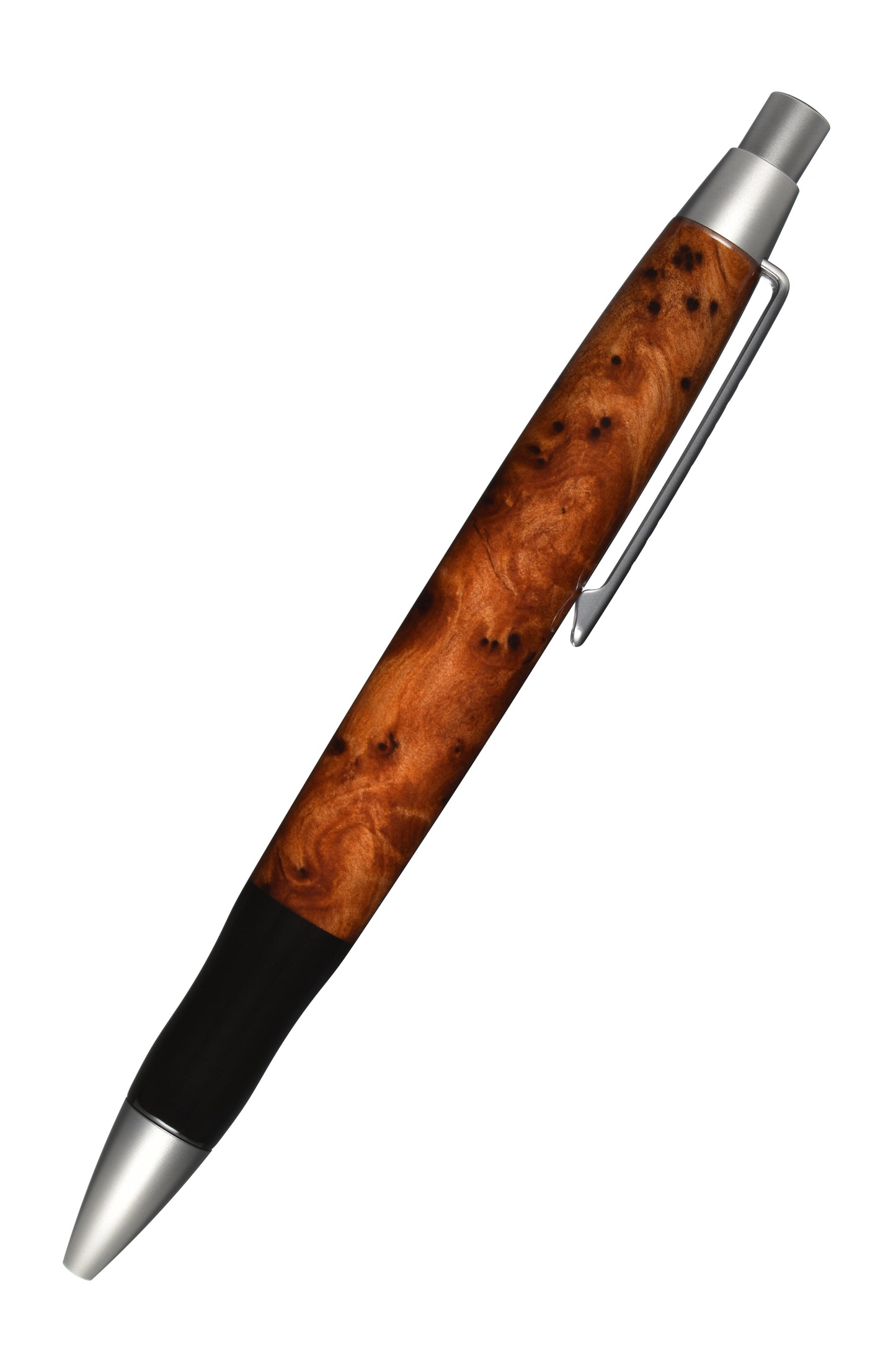 Ansicht von rechts: "EDELGRAF CLASSIC Kugelschreiber aus Thuja Maser, schräg dargestellt, Spitze unten links, Drücker oben rechts, auf weißem Hintergrund – rechte Seitenansicht, Seriennummer 01/0047