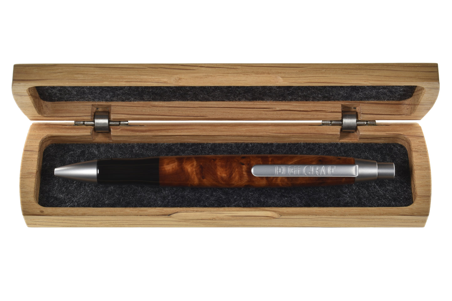 Stift im offenen Etui: "EDELGRAF CLASSIC Kugelschreiber aus Thuja Maser, liegend in offenem EDELGRAF-Etui auf weißem Hintergrund – Seriennummer 01/0047