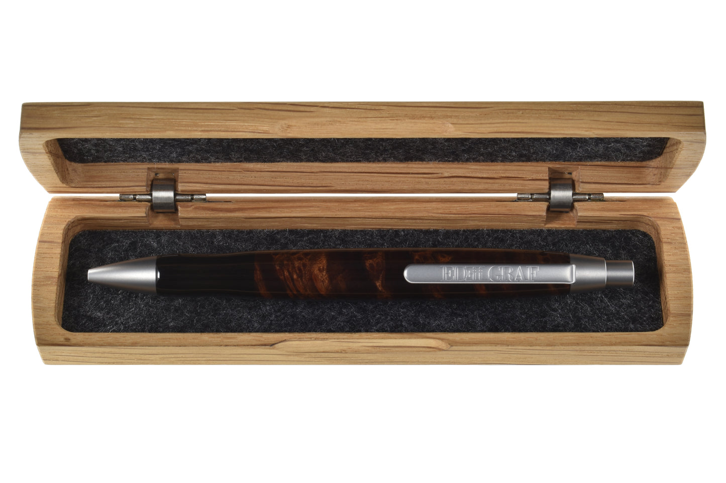 Stift im offenen Etui: "EDELGRAF CLASSIC Kugelschreiber aus Vavona Maser, liegend in offenem EDELGRAF-Etui auf weißem Hintergrund – Seriennummer 01/0048