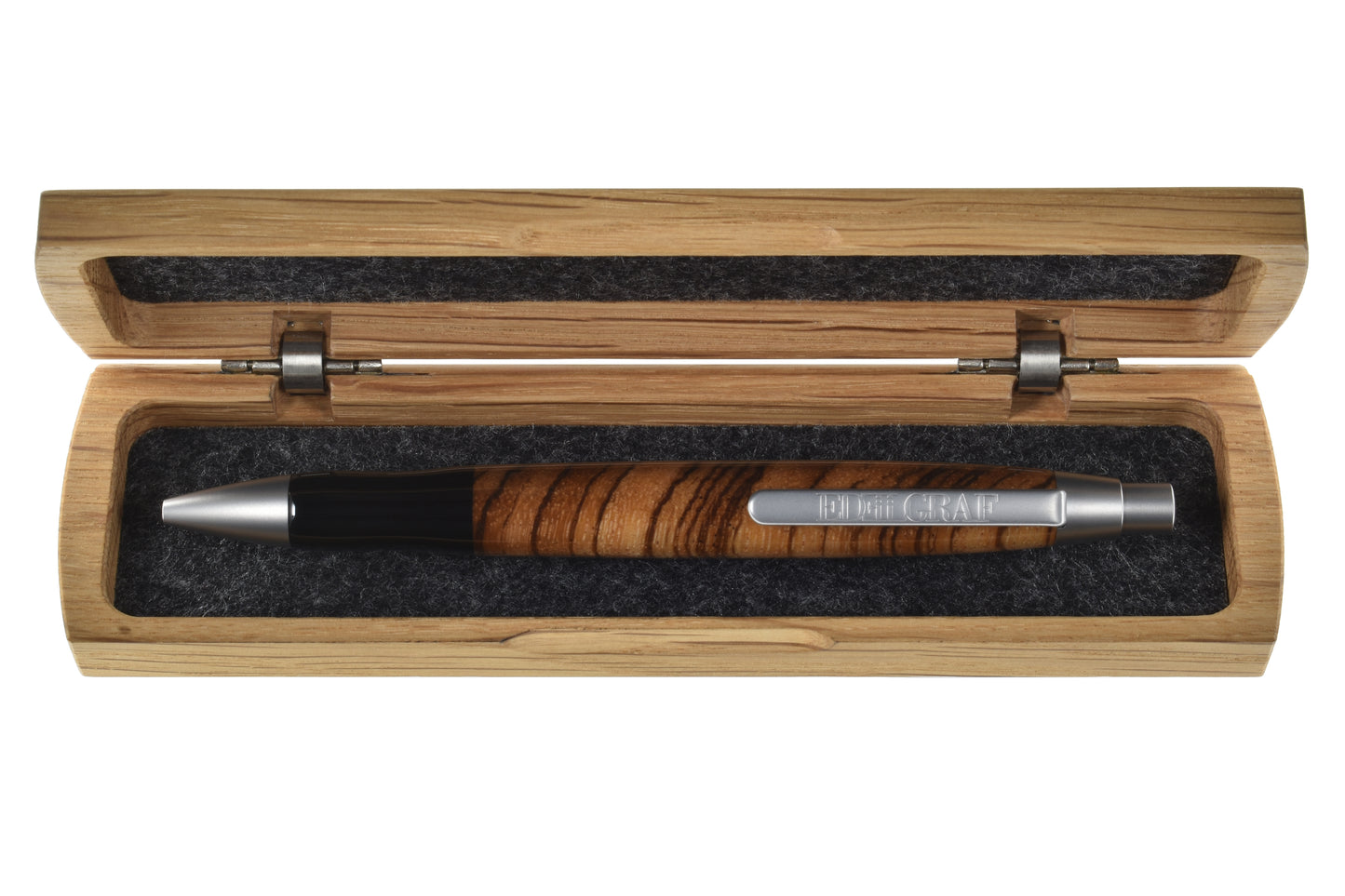 Stift im offenen Etui: "EDELGRAF CLASSIC Kugelschreiber aus Zebrano, liegend in offenem EDELGRAF-Etui auf weißem Hintergrund – Seriennummer 01/0049