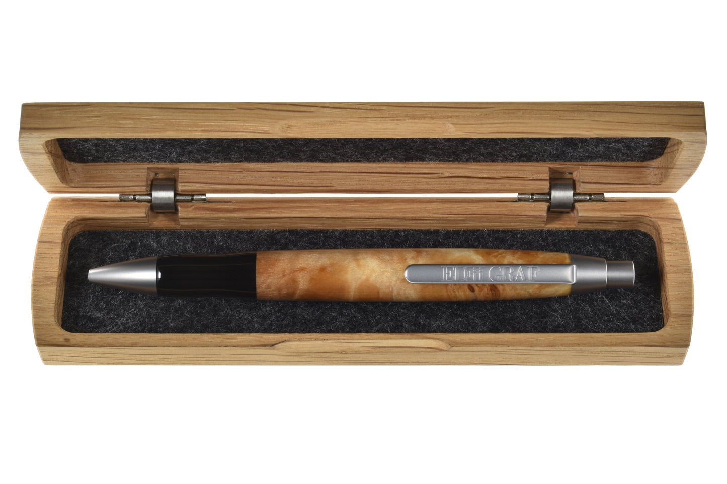 Stift im offenen Etui: "EDELGRAF CLASSIC Kugelschreiber aus Pappel Maser, liegend in offenem EDELGRAF-Etui auf weißem Hintergrund – Seriennummer 01/0057