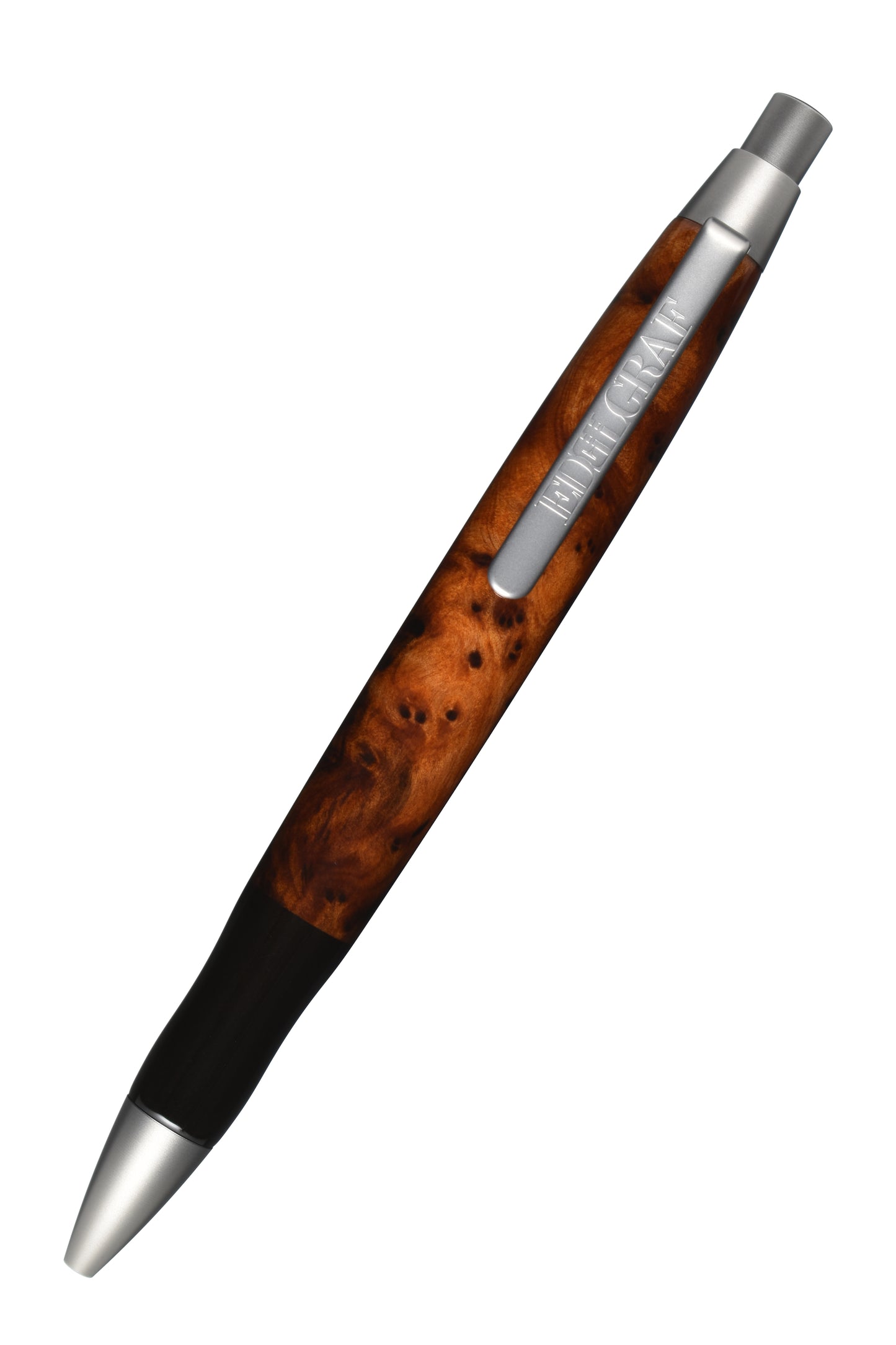Ansicht von vorne: "EDELGRAF CLASSIC Kugelschreiber aus Thuja Maser, schräg dargestellt, Spitze unten links, Drücker oben rechts, auf weißem Hintergrund – Vorderansicht, Seriennummer 01/0059
