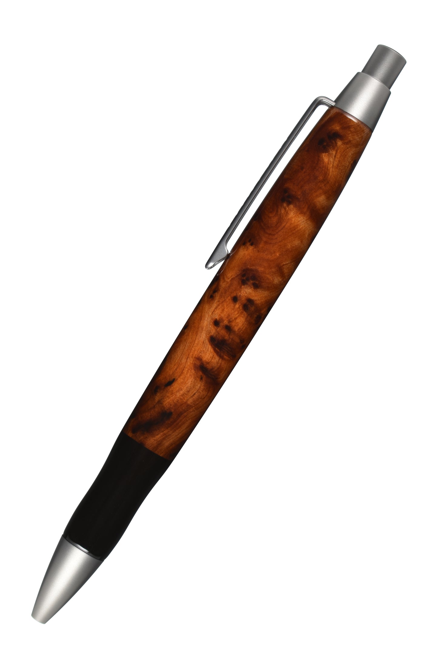Ansicht von links: "EDELGRAF CLASSIC Kugelschreiber aus Thuja Maser, schräg dargestellt, Spitze unten links, Drücker oben rechts, auf weißem Hintergrund – linke Seitenansicht, Seriennummer 01/0059