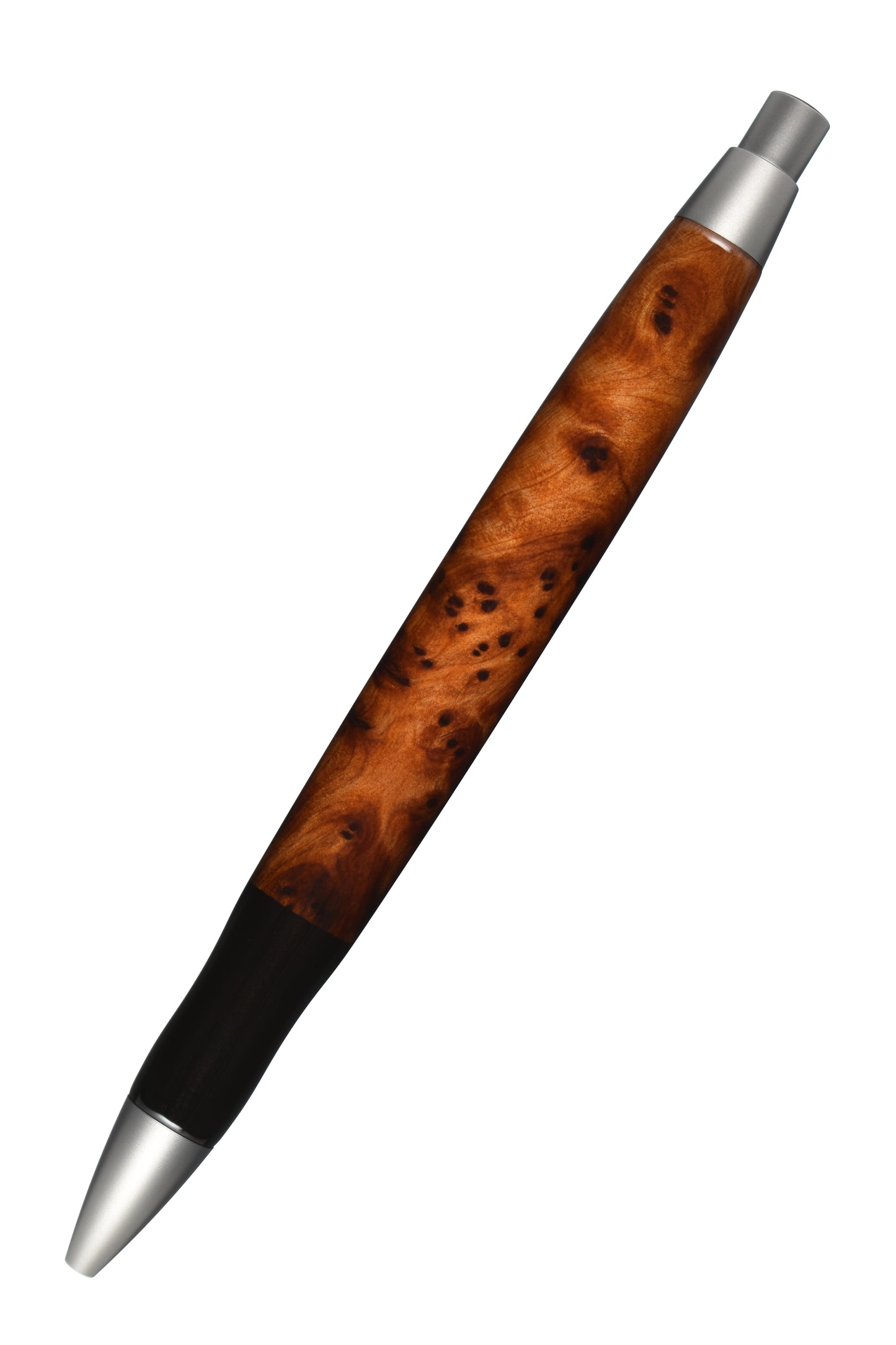Ansicht von hinten: "EDELGRAF CLASSIC Kugelschreiber aus Thuja Maser, schräg dargestellt, Spitze unten links, Drücker oben rechts, auf weißem Hintergrund – Rückansicht, Seriennummer 01/0059