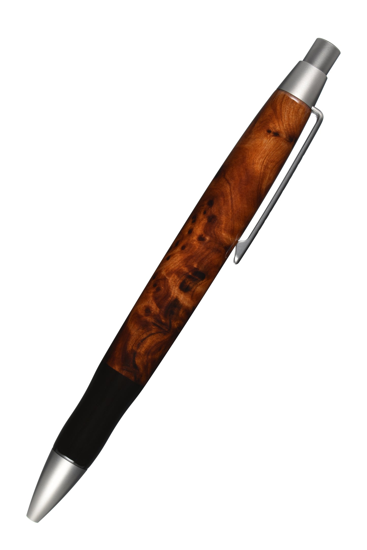 Ansicht von rechts: "EDELGRAF CLASSIC Kugelschreiber aus Thuja Maser, schräg dargestellt, Spitze unten links, Drücker oben rechts, auf weißem Hintergrund – rechte Seitenansicht, Seriennummer 01/0059