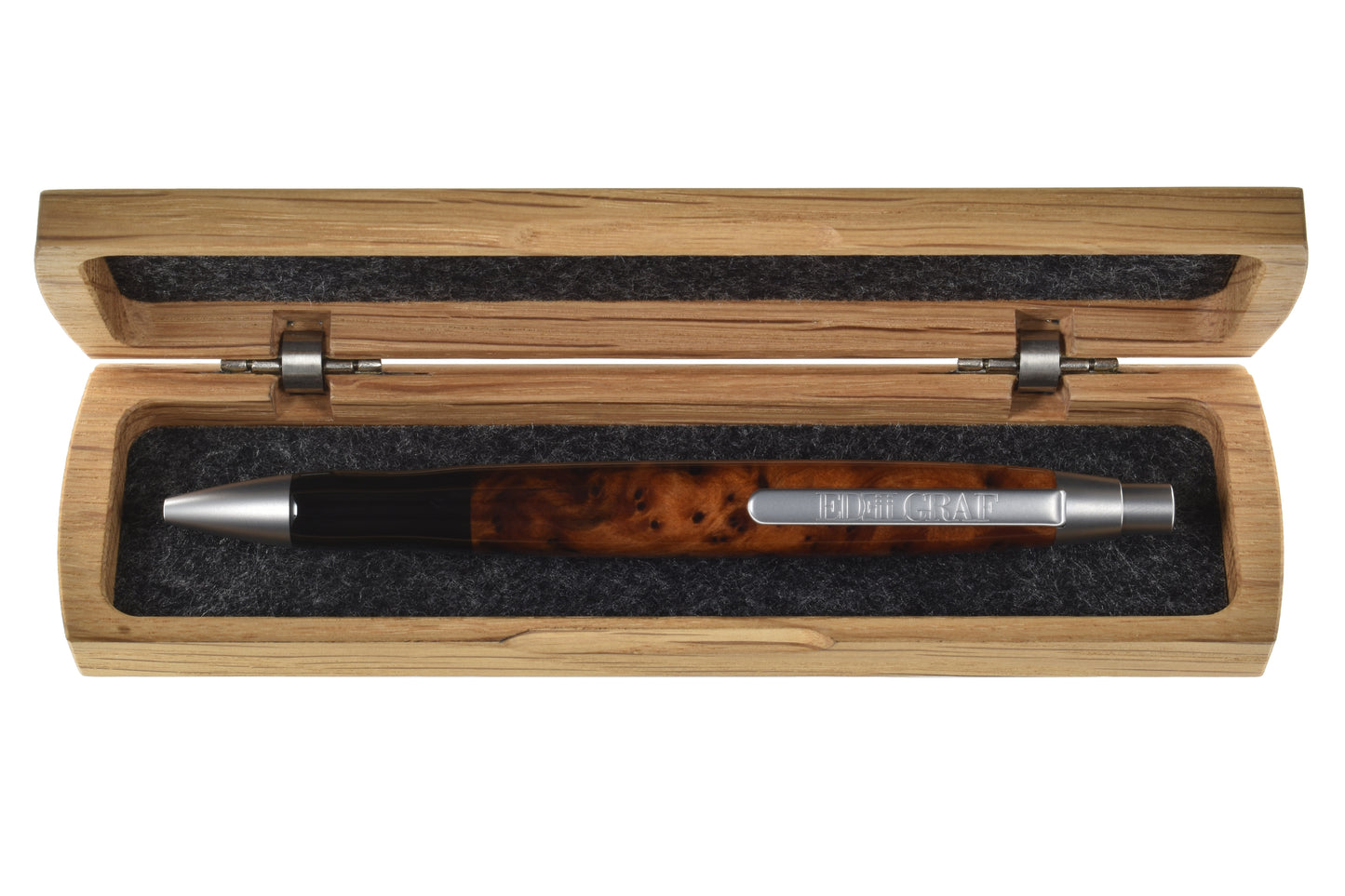Stift im offenen Etui: "EDELGRAF CLASSIC Kugelschreiber aus Thuja Maser, liegend in offenem EDELGRAF-Etui auf weißem Hintergrund – Seriennummer 01/0059
