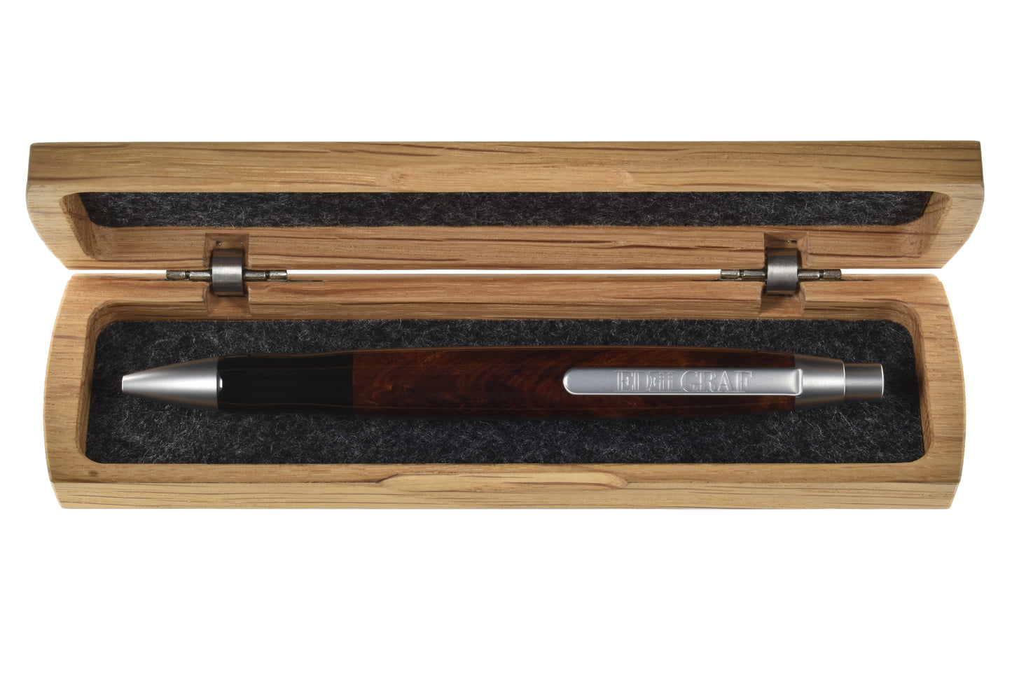 Stift im offenen Etui: "EDELGRAF CLASSIC Kugelschreiber aus Vavona Maser, liegend in offenem EDELGRAF-Etui auf weißem Hintergrund – Seriennummer 01/0060