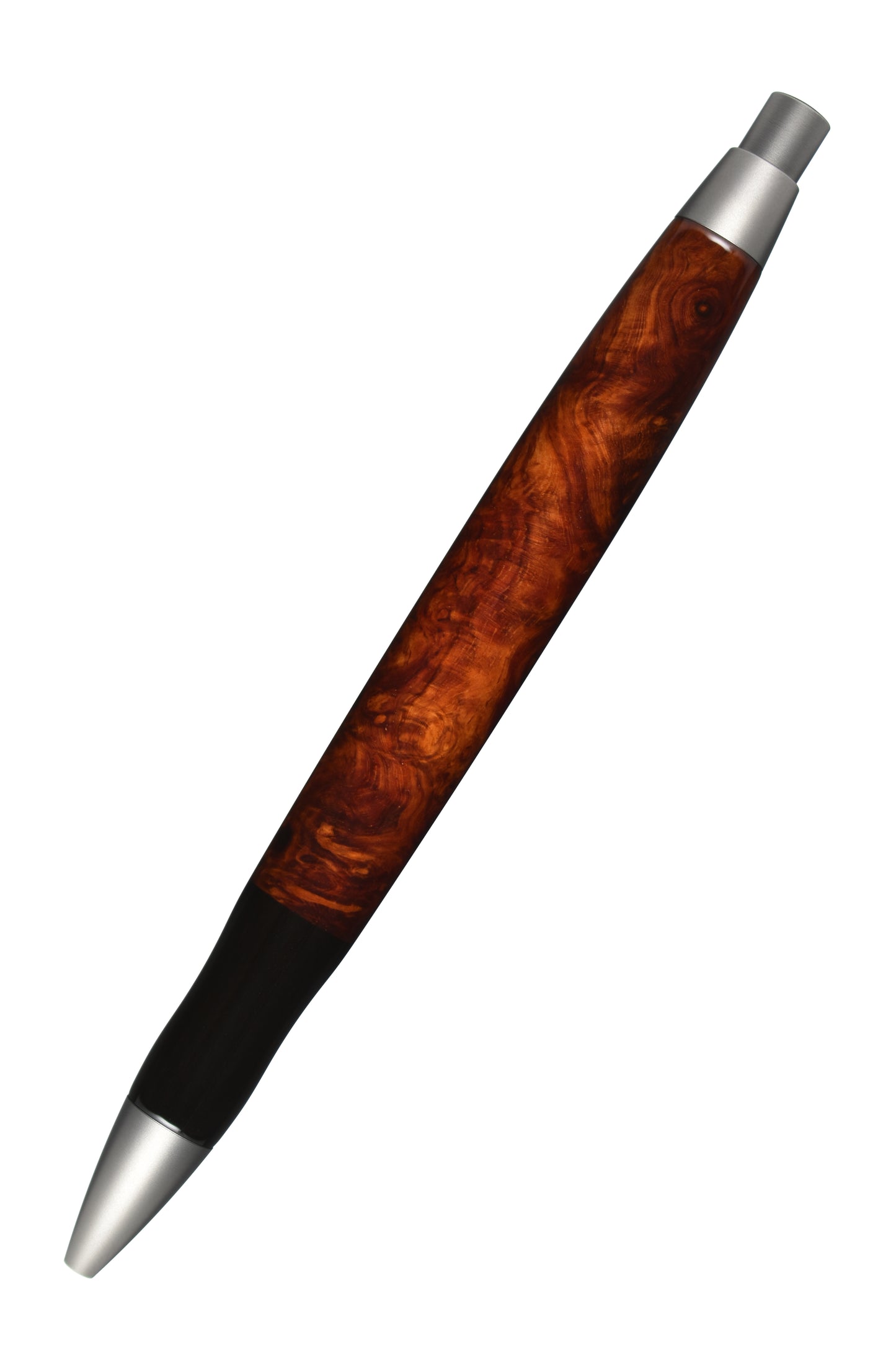 Ansicht von hinten: "EDELGRAF CLASSIC Kugelschreiber aus Amboina-Maser, schräg dargestellt, Spitze unten links, Drücker oben rechts, auf weißem Hintergrund – Rückansicht, Seriennummer 01/0062