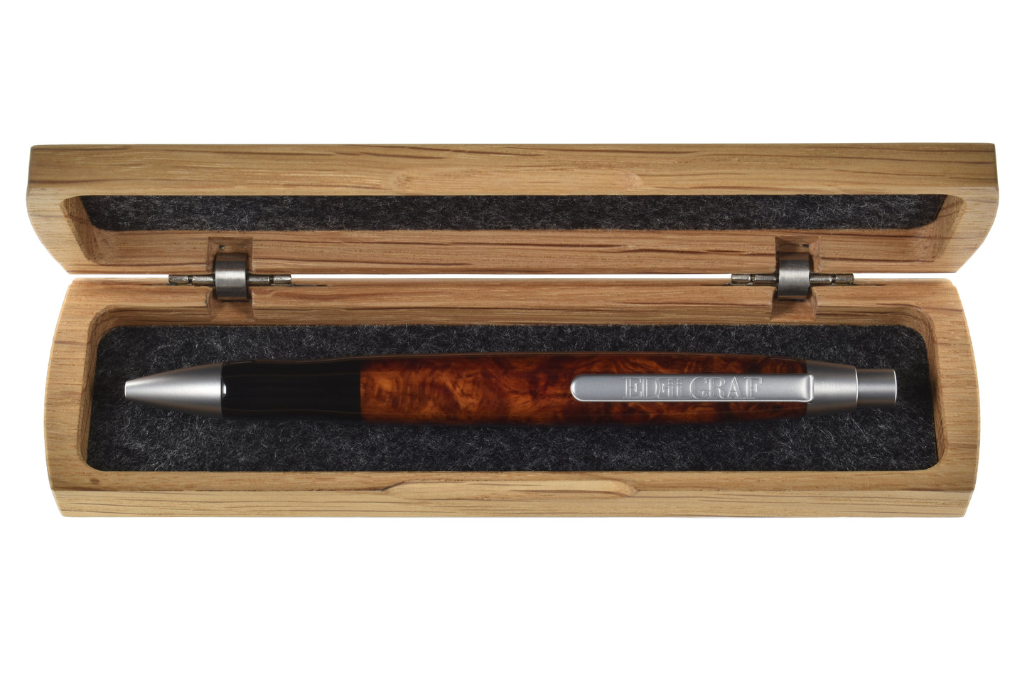 Stift im offenen Etui: "EDELGRAF CLASSIC Kugelschreiber aus Amboina-Maser, liegend in offenem EDELGRAF-Etui auf weißem Hintergrund – Seriennummer 01/0062