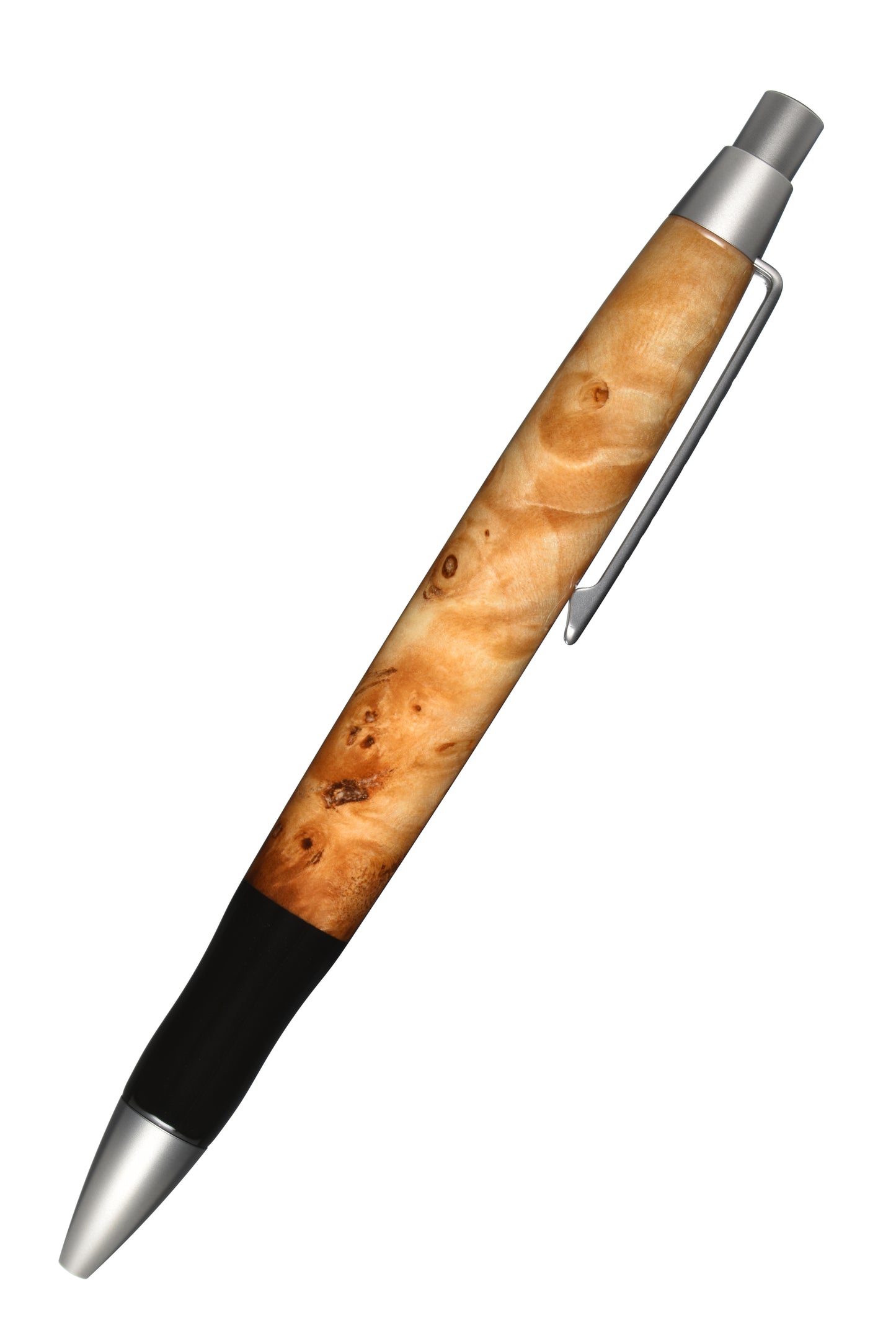 Ansicht von rechts: "EDELGRAF CLASSIC Kugelschreiber aus Pappel Maser, schräg dargestellt, Spitze unten links, Drücker oben rechts, auf weißem Hintergrund – rechte Seitenansicht, Seriennummer 01/0069