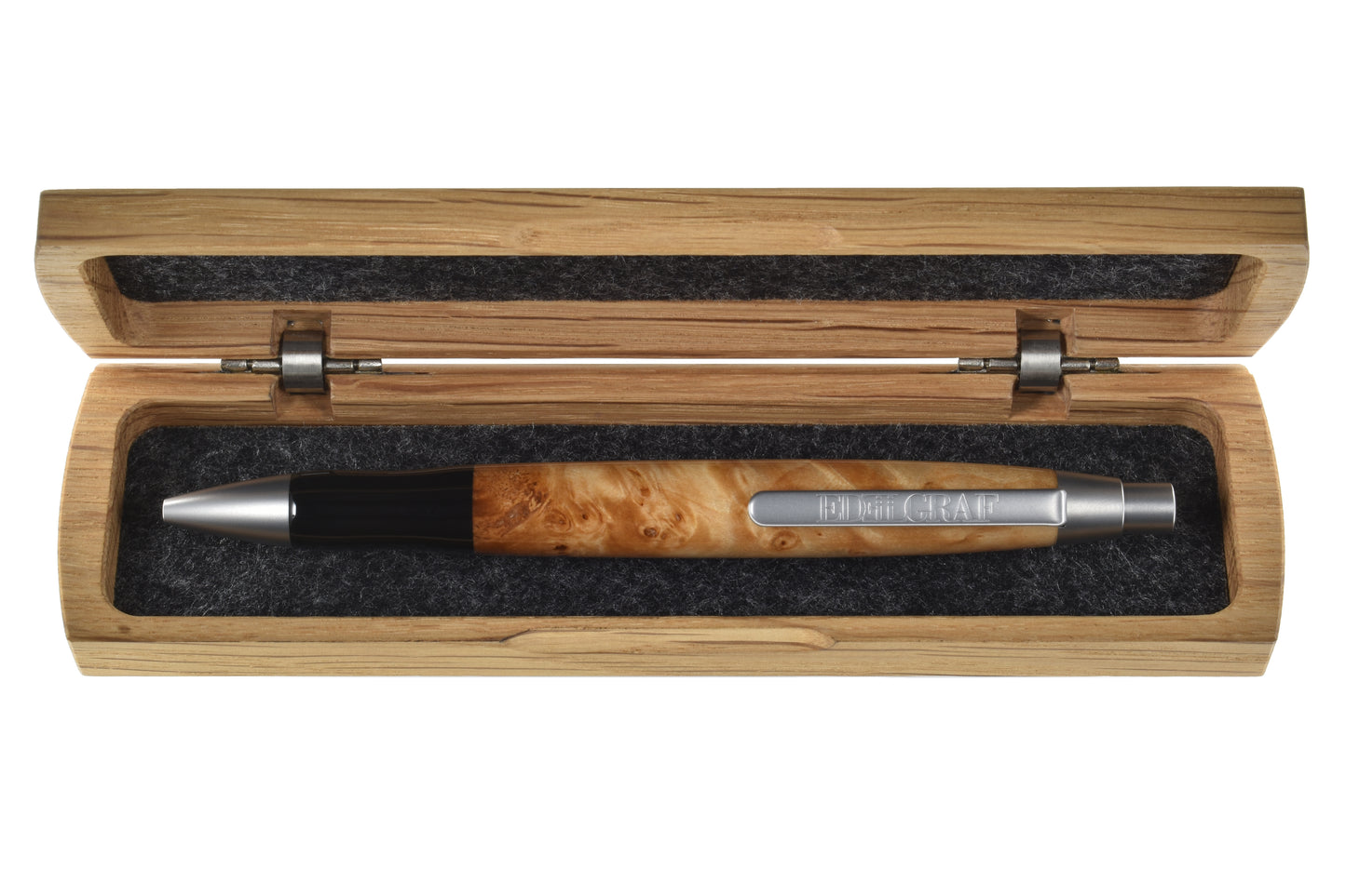 Stift im offenen Etui: "EDELGRAF CLASSIC Kugelschreiber aus Pappel Maser, liegend in offenem EDELGRAF-Etui auf weißem Hintergrund – Seriennummer 01/0069