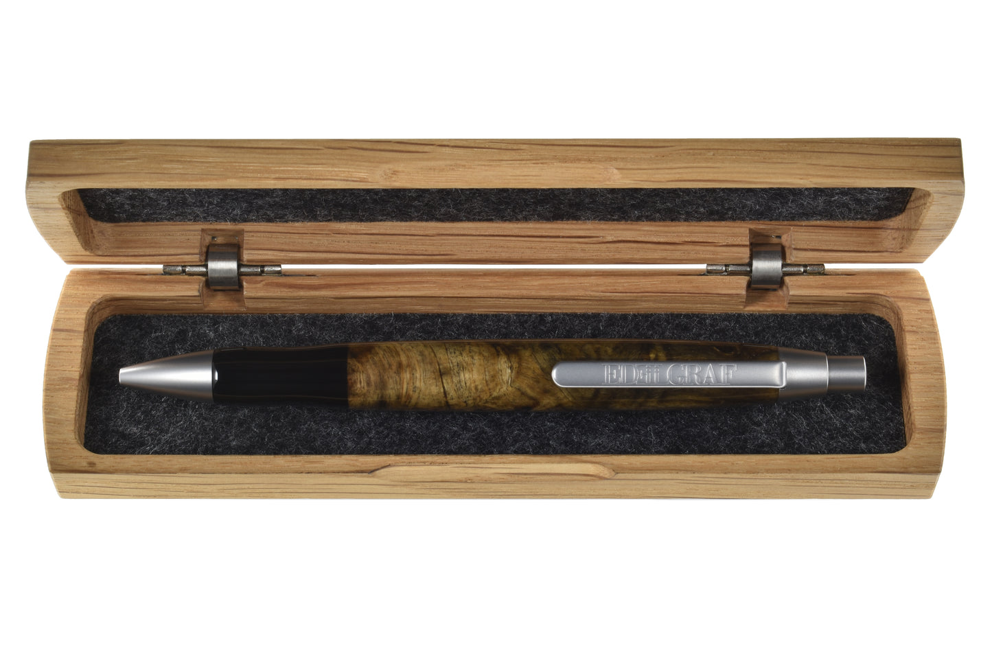 Stift im offenen Etui: "EDELGRAF CLASSIC Kugelschreiber aus Buckeye Maser, liegend in offenem EDELGRAF-Etui auf weißem Hintergrund – Seriennummer 01/0079