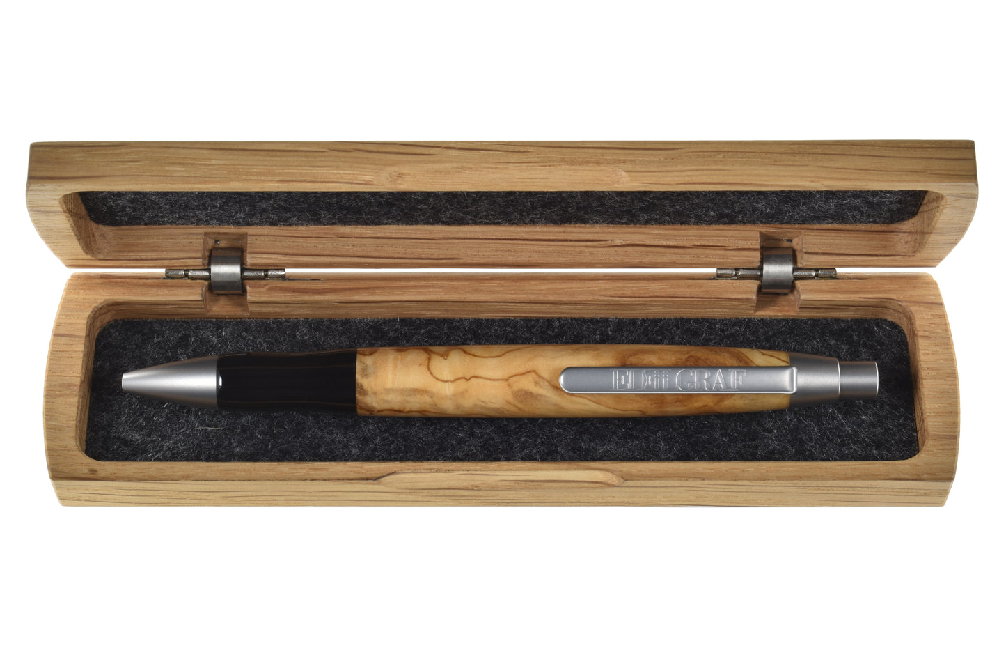 Stift im offenen Etui: "EDELGRAF CLASSIC Kugelschreiber aus Olivenholz, liegend in offenem EDELGRAF-Etui auf weißem Hintergrund – Seriennummer 01/0080