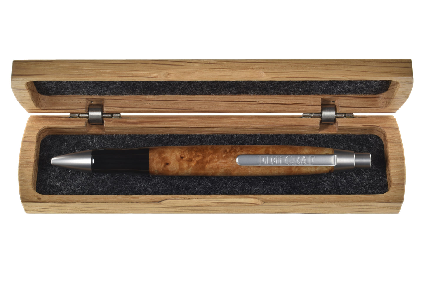 Stift im offenen Etui: "EDELGRAF CLASSIC Kugelschreiber aus Pappel Maser, liegend in offenem EDELGRAF-Etui auf weißem Hintergrund – Seriennummer 01/0081