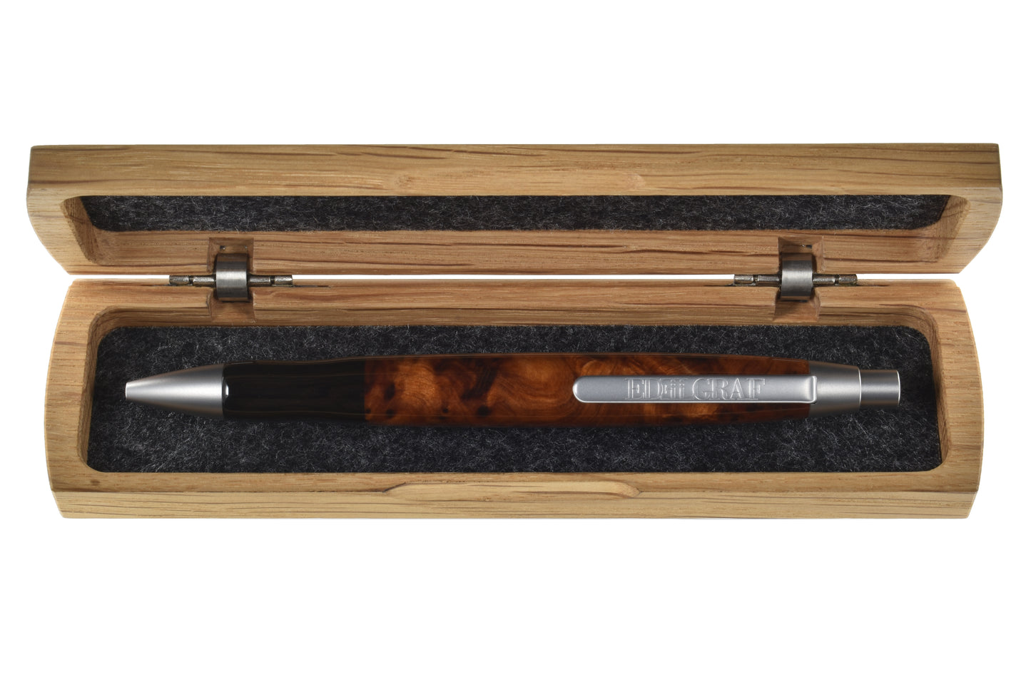 Stift im offenen Etui: "EDELGRAF CLASSIC Kugelschreiber aus Thuja Maser, liegend in offenem EDELGRAF-Etui auf weißem Hintergrund – Seriennummer 01/0083