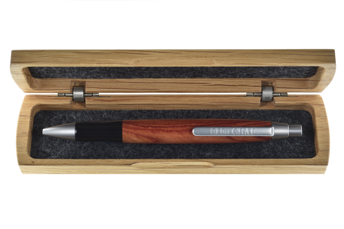 Stift im offenen Etui: "EDELGRAF CLASSIC Kugelschreiber aus Bahia Rosenholz, liegend in offenem EDELGRAF-Etui auf weißem Hintergrund – Seriennummer 01/0086