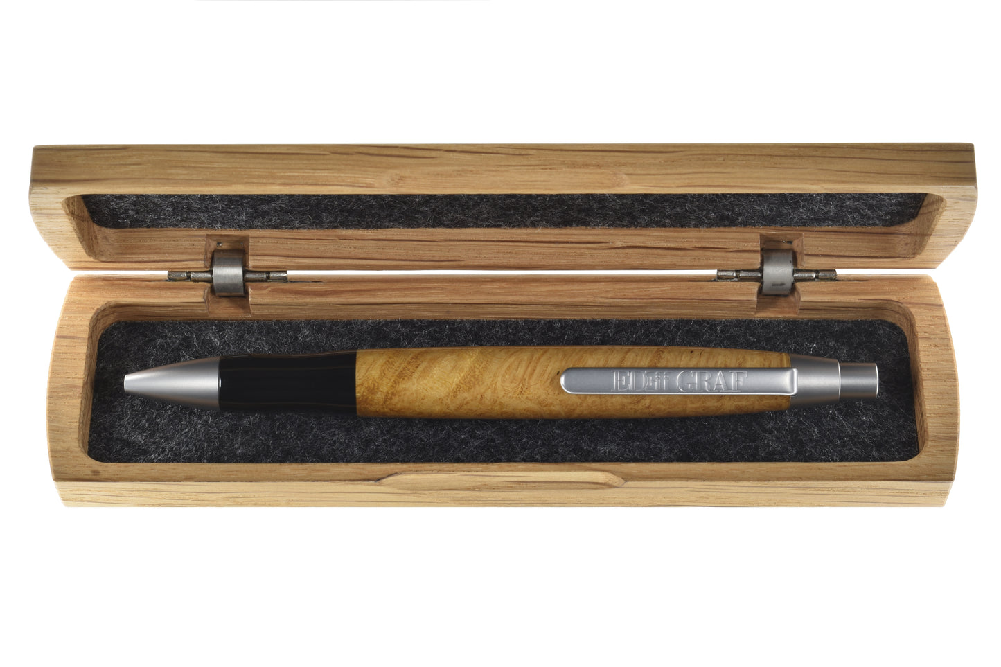 Stift im offenen Etui: "EDELGRAF CLASSIC Kugelschreiber aus Robinie Maser, liegend in offenem EDELGRAF-Etui auf weißem Hintergrund – Seriennummer 01/0090