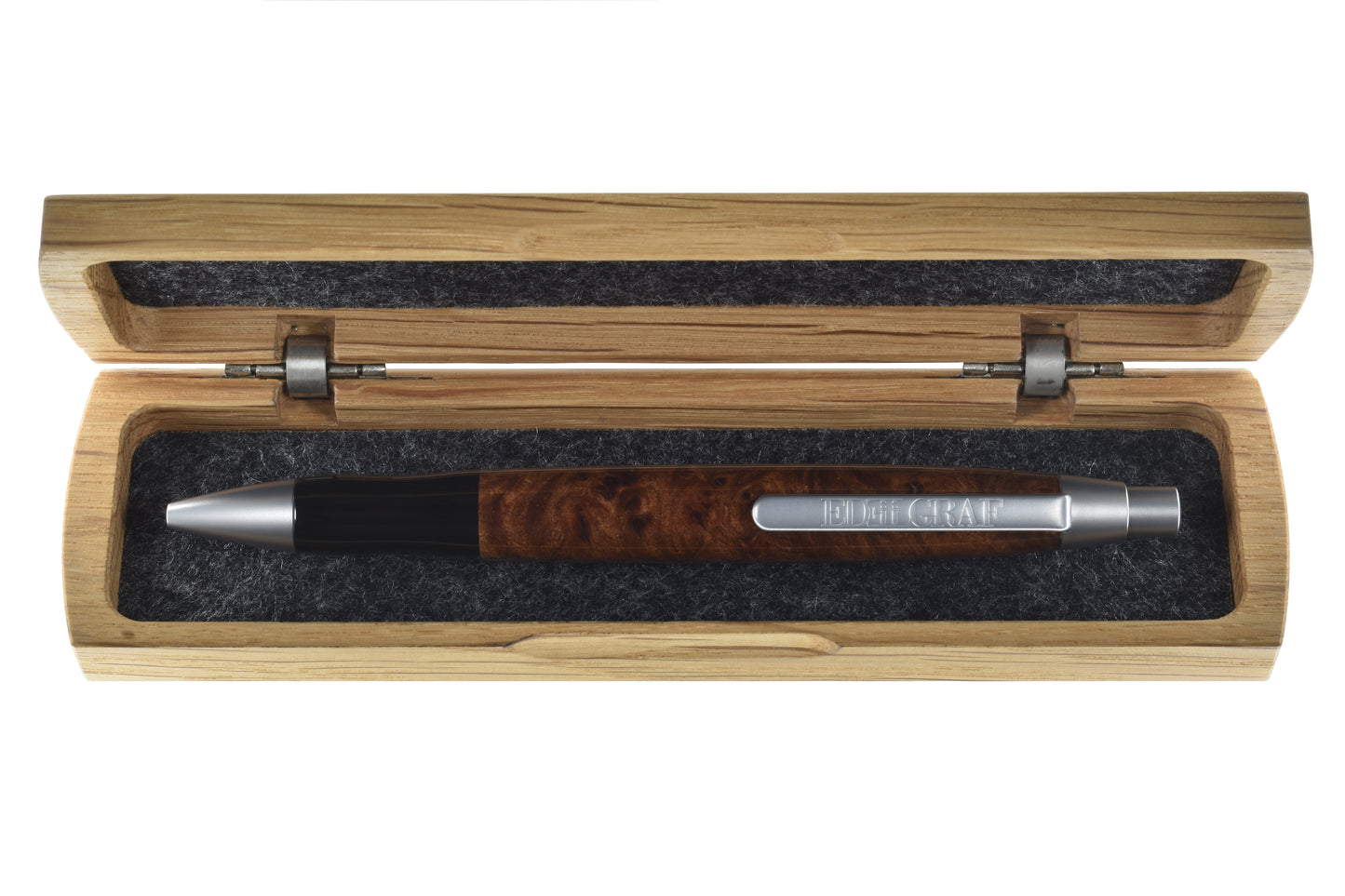 Stift im offenen Etui: "EDELGRAF CLASSIC Kugelschreiber aus Ulme Maser, liegend in offenem EDELGRAF-Etui auf weißem Hintergrund – Seriennummer 01/0091