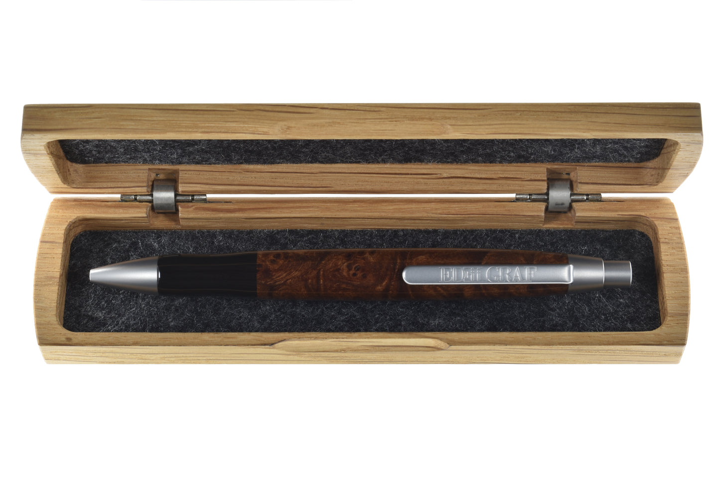 Stift im offenen Etui: "EDELGRAF CLASSIC Kugelschreiber aus Ulme Maser, liegend in offenem EDELGRAF-Etui auf weißem Hintergrund – Seriennummer 01/0094