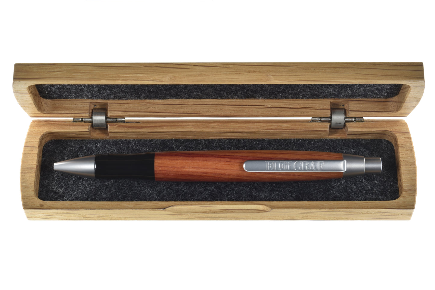 EDELGRAF CLASSIC Kugelschreiber aus Bahia Rosenholz, liegend in offenem EDELGRAF-Etui auf weißem Hintergrund – Seriennummer 01/0096