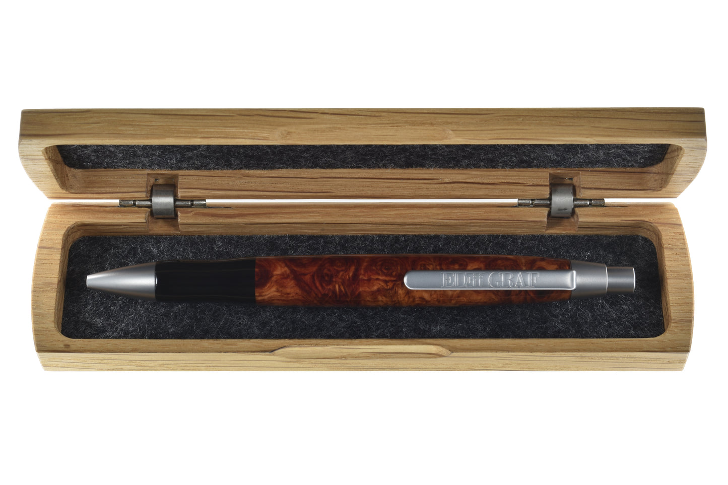 EDELGRAF CLASSIC Kugelschreiber aus Amboina Maser, liegend in offenem EDELGRAF-Etui auf weißem Hintergrund – Seriennummer 01/0099