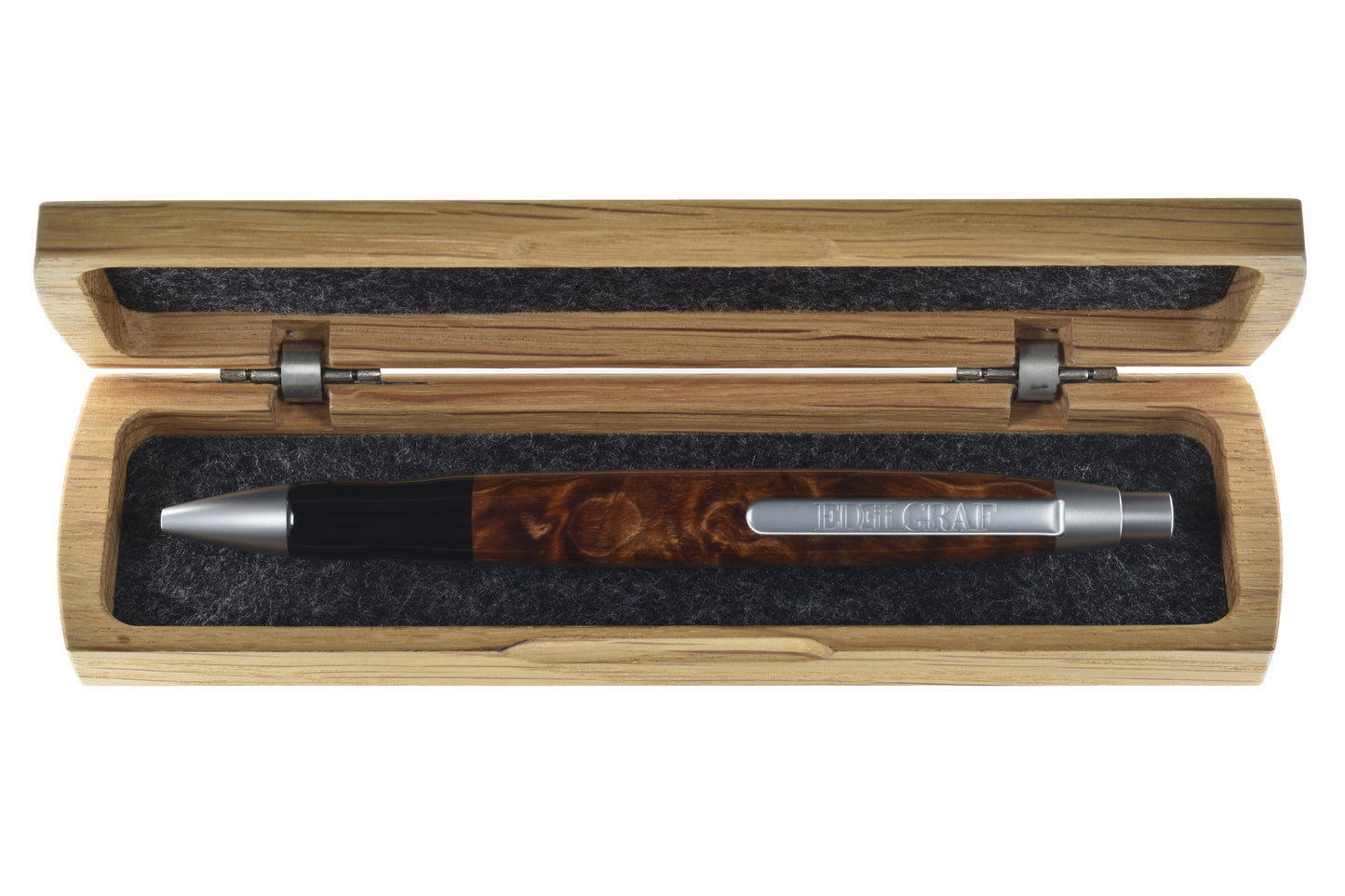 EDELGRAF CLASSIC Kugelschreiber aus Oregon Bigleaf Quilted Maple, liegend in offenem EDELGRAF-Etui auf weißem Hintergrund – Seriennummer 01/0100