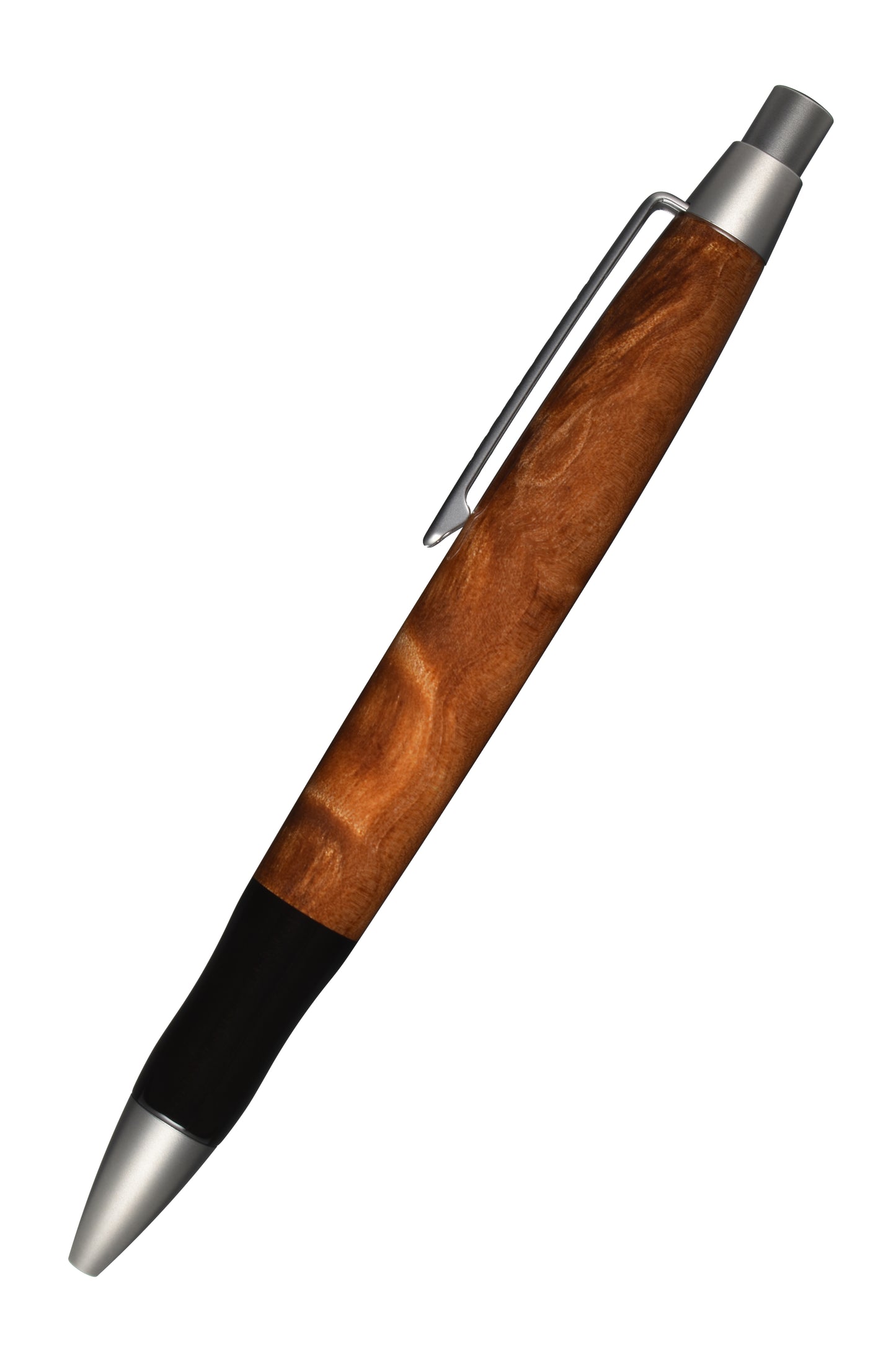 EDELGRAF CLASSIC Kugelschreiber aus Oregon Bigleaf Quilted Maple, schräg dargestellt, Spitze unten links, Drücker oben rechts, auf weißem Hintergrund – linke Seitenansicht, Seriennummer 01/0103