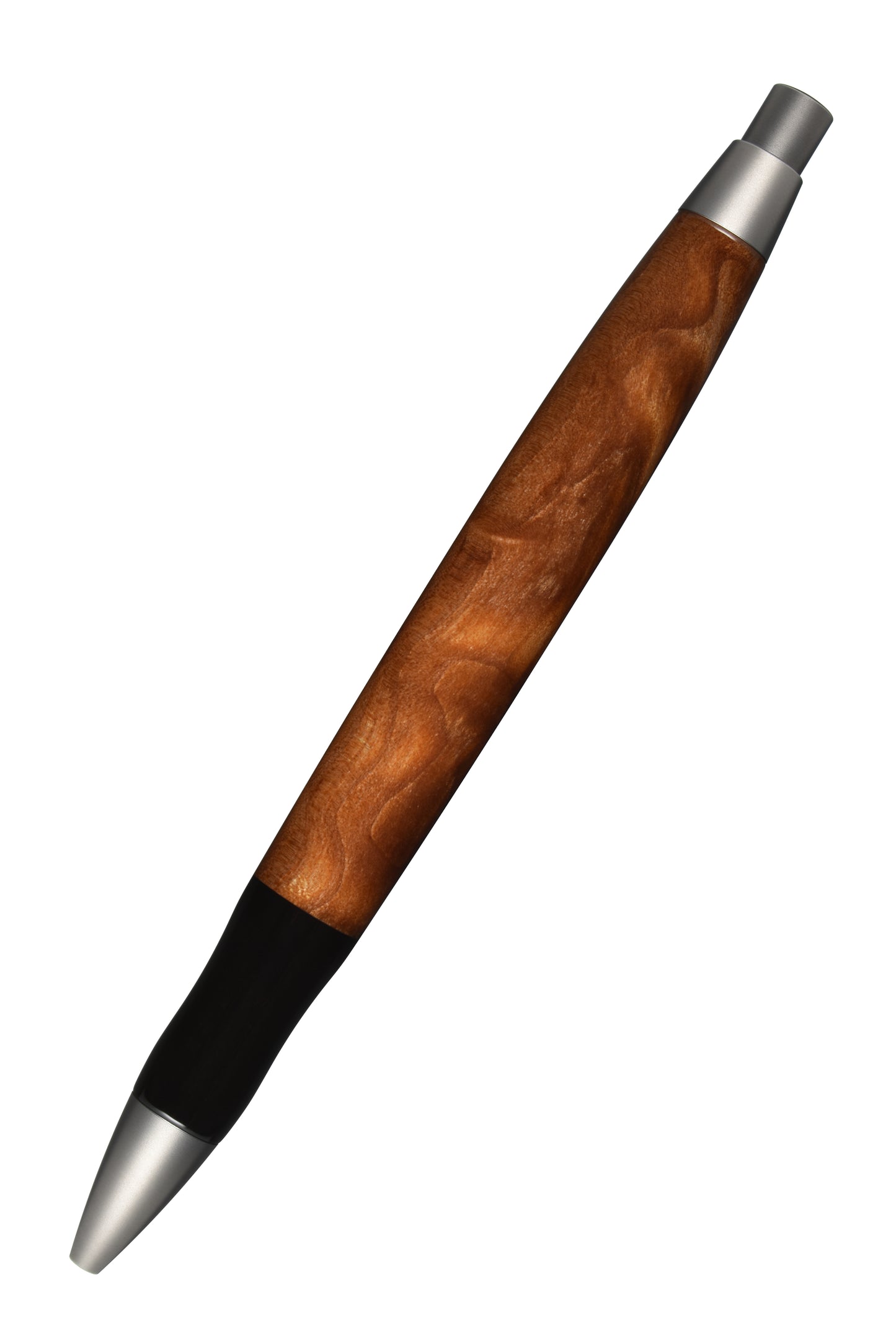EDELGRAF CLASSIC Kugelschreiber aus Oregon Bigleaf Quilted Maple, schräg dargestellt, Spitze unten links, Drücker oben rechts, auf weißem Hintergrund – Rückansicht, Seriennummer 01/0103