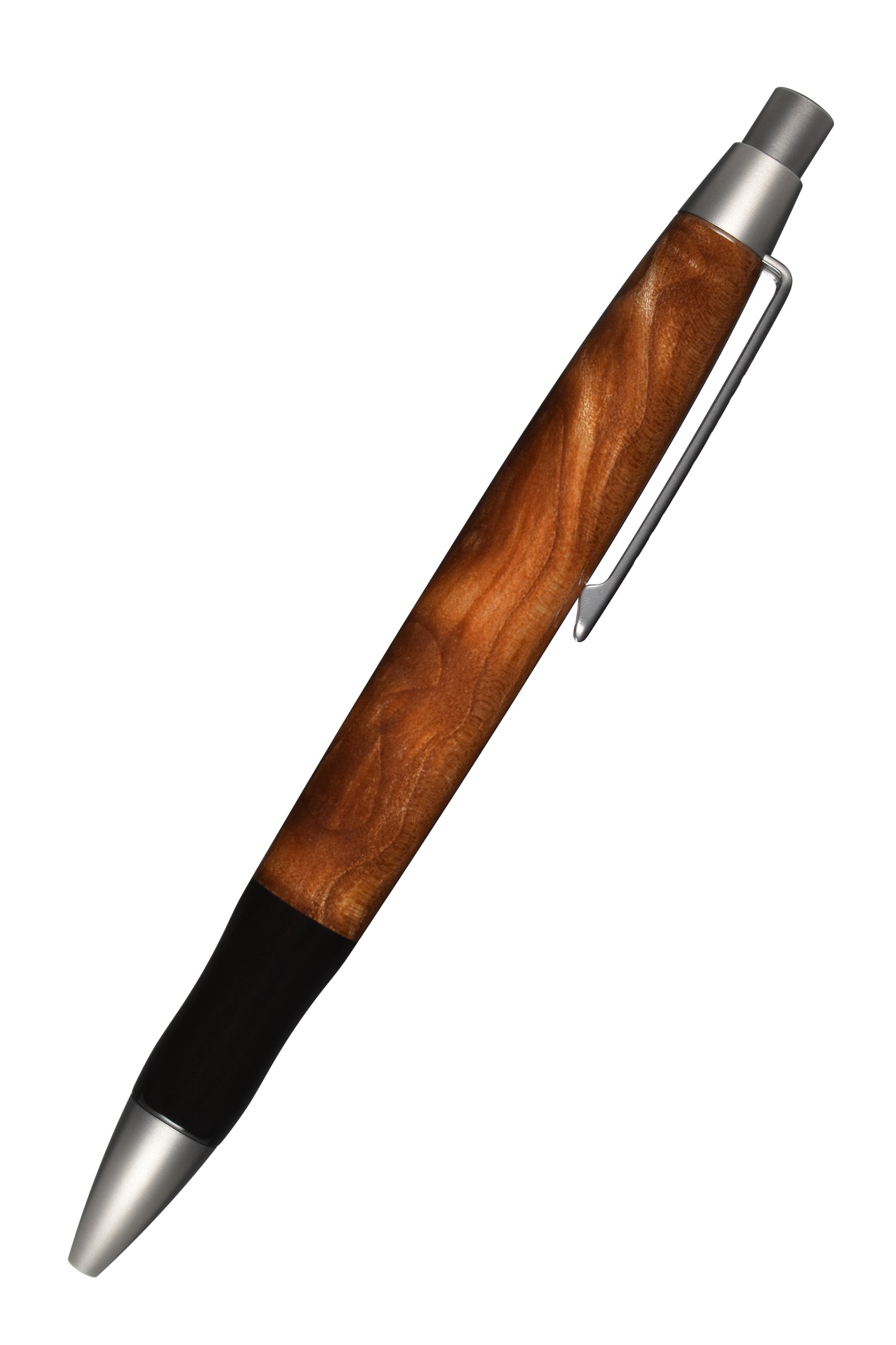 EDELGRAF CLASSIC Kugelschreiber aus Oregon Bigleaf Quilted Maple, schräg dargestellt, Spitze unten links, Drücker oben rechts, auf weißem Hintergrund – rechte Seitenansicht, Seriennummer 01/0103