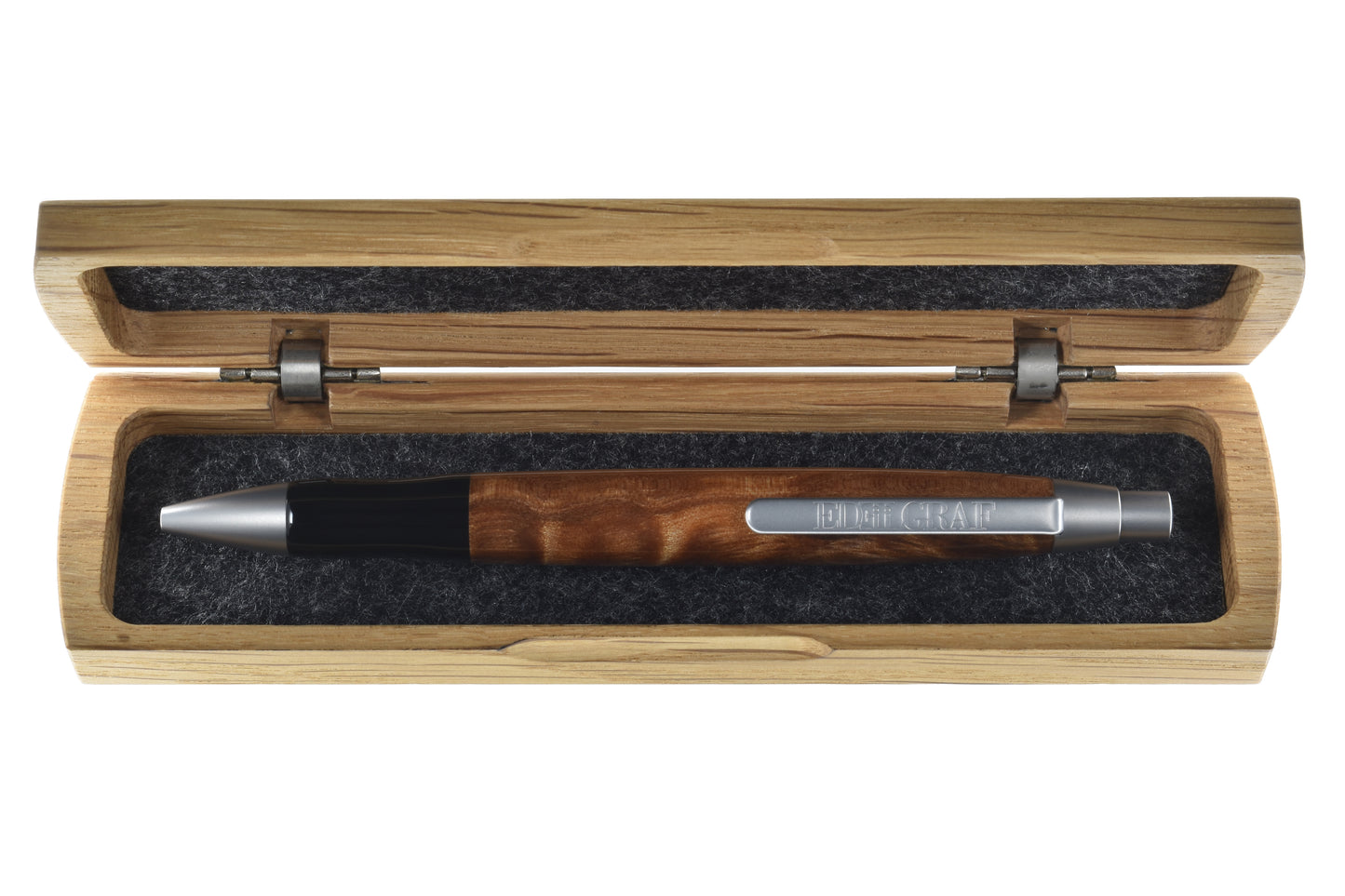 EDELGRAF CLASSIC Kugelschreiber aus Oregon Bigleaf Quilted Maple, liegend in offenem EDELGRAF-Etui auf weißem Hintergrund – Seriennummer 01/0103