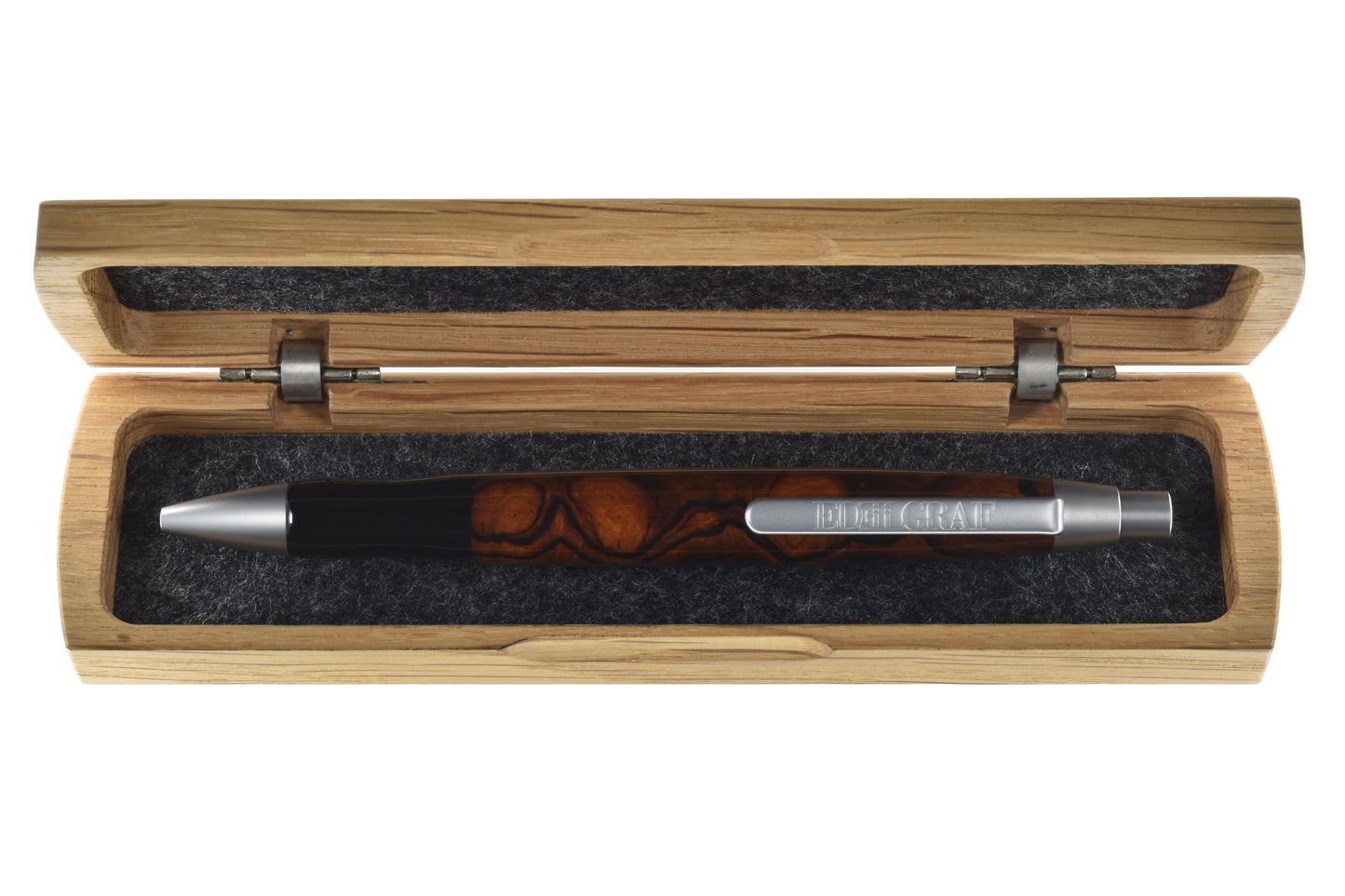 EDELGRAF CLASSIC Kugelschreiber aus Wüsteneisenholz, liegend in offenem EDELGRAF-Etui auf weißem Hintergrund – Seriennummer 01/0104